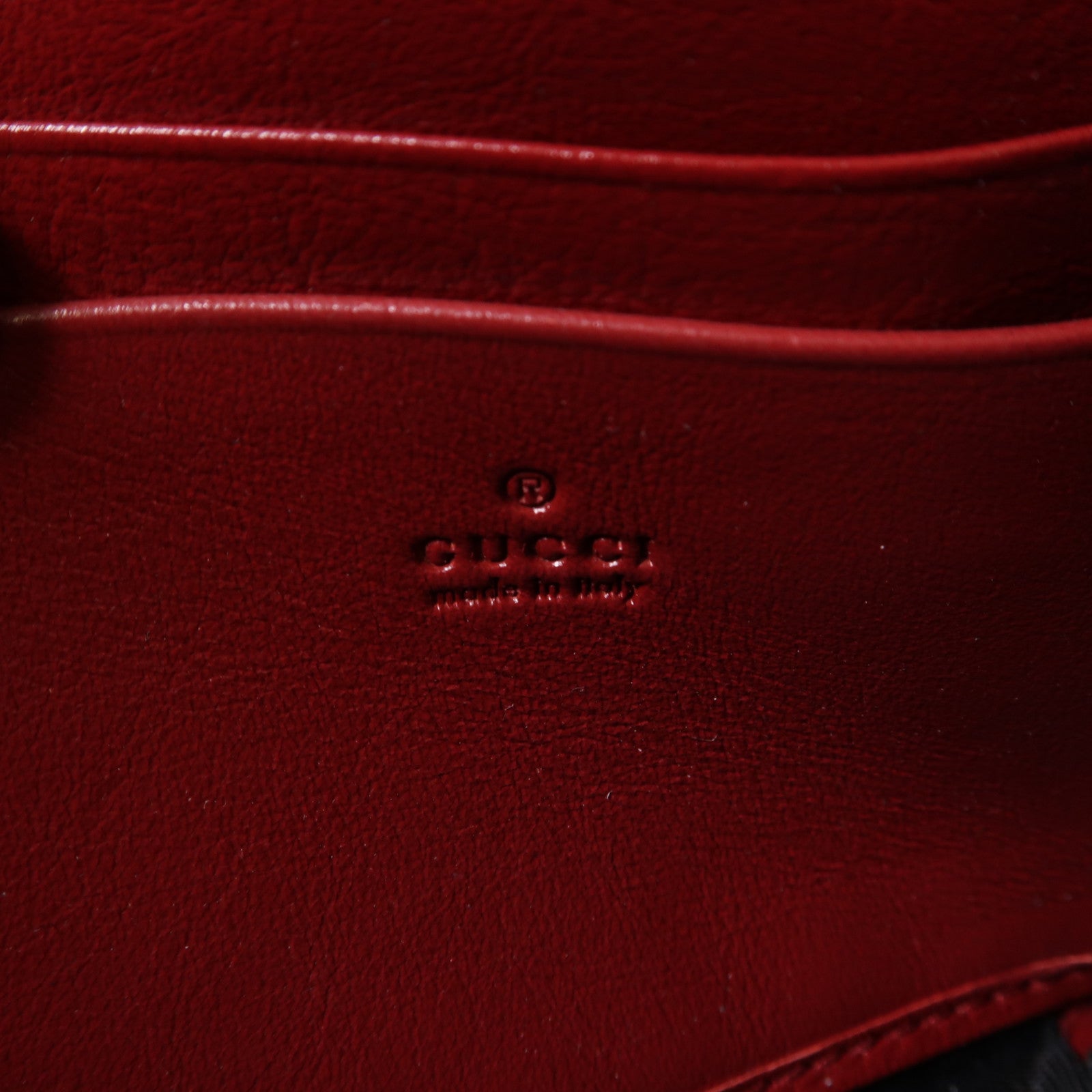 GUCCI 軟呢GG Supreme Wallet On Chain銀扣鏈帶肩背袋白色/紅色