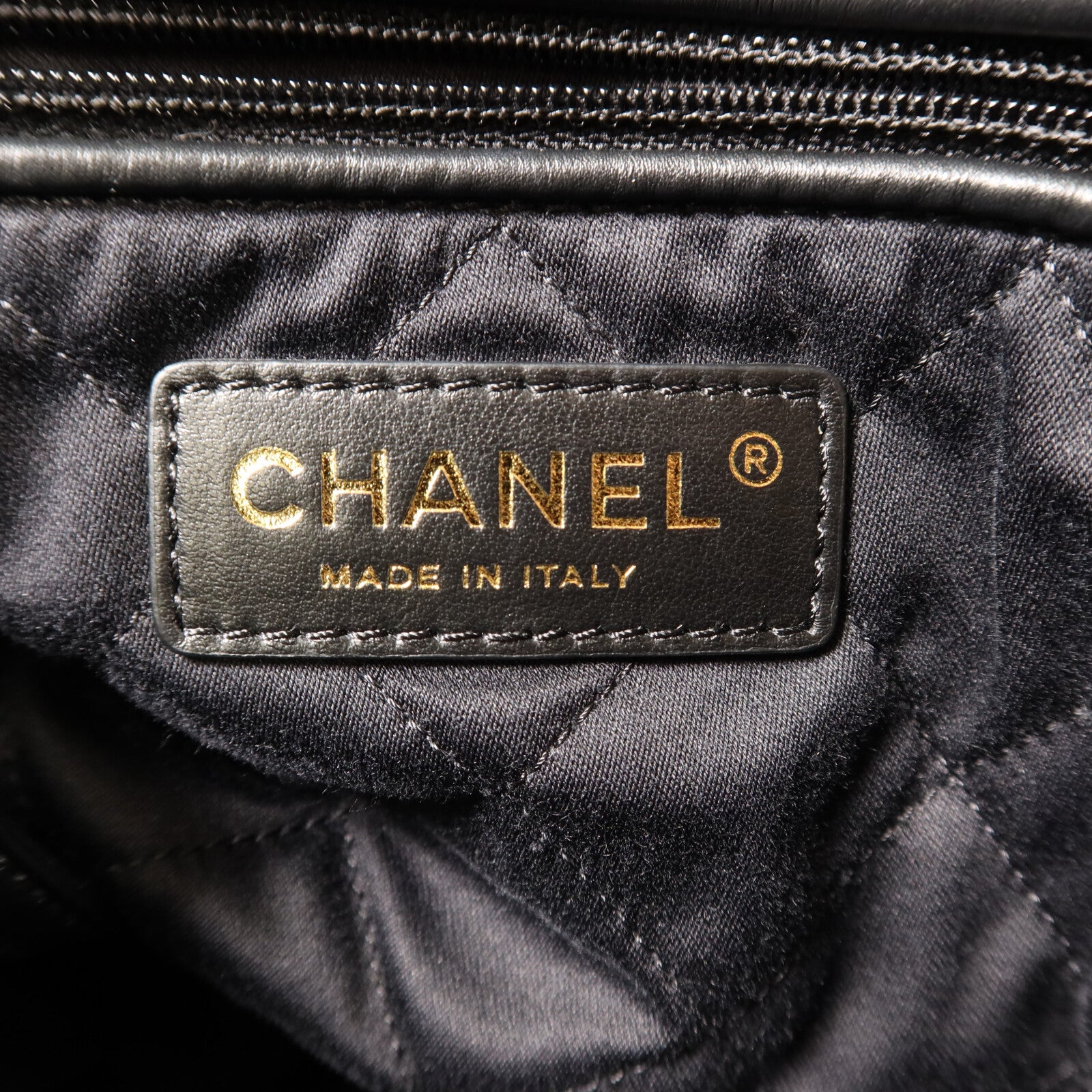 CHANEL 【激減優惠】牛皮皮革22 Backpack金扣鏈帶背包