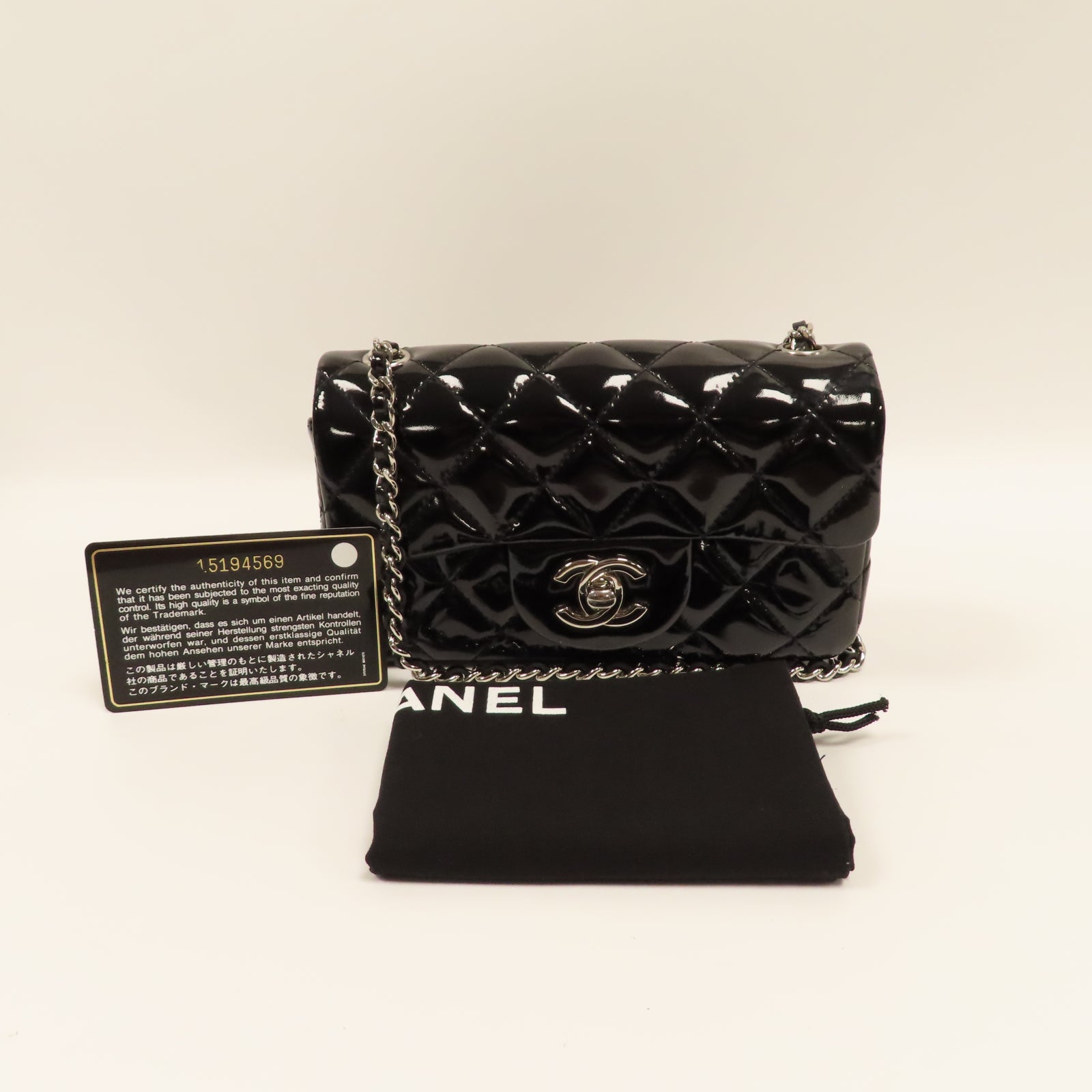 CHANEL 菱格漆皮皮革Classic Flat Mini銀扣鏈帶肩背袋黑色