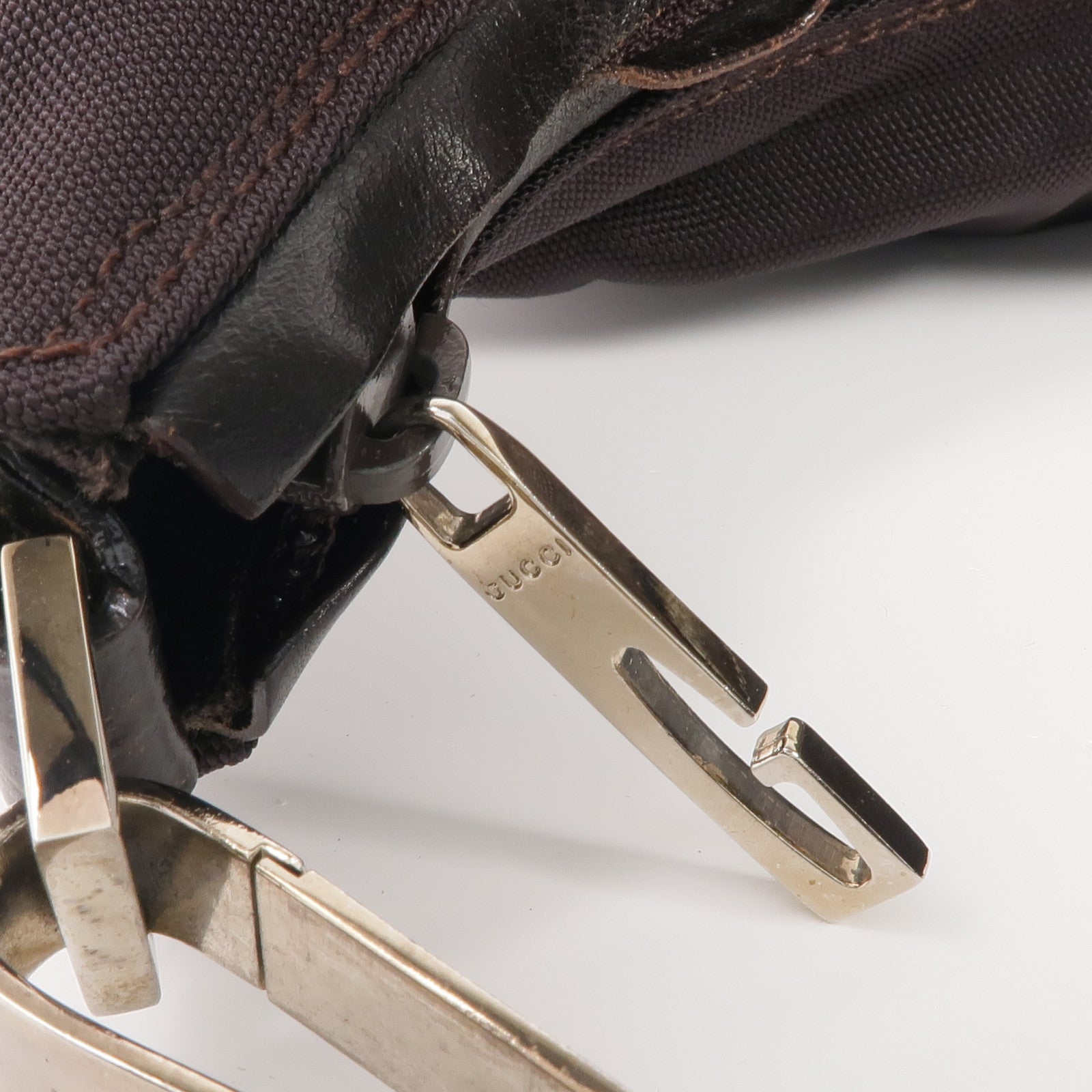 GUCCI 尼龍Handbag銀扣肩背袋