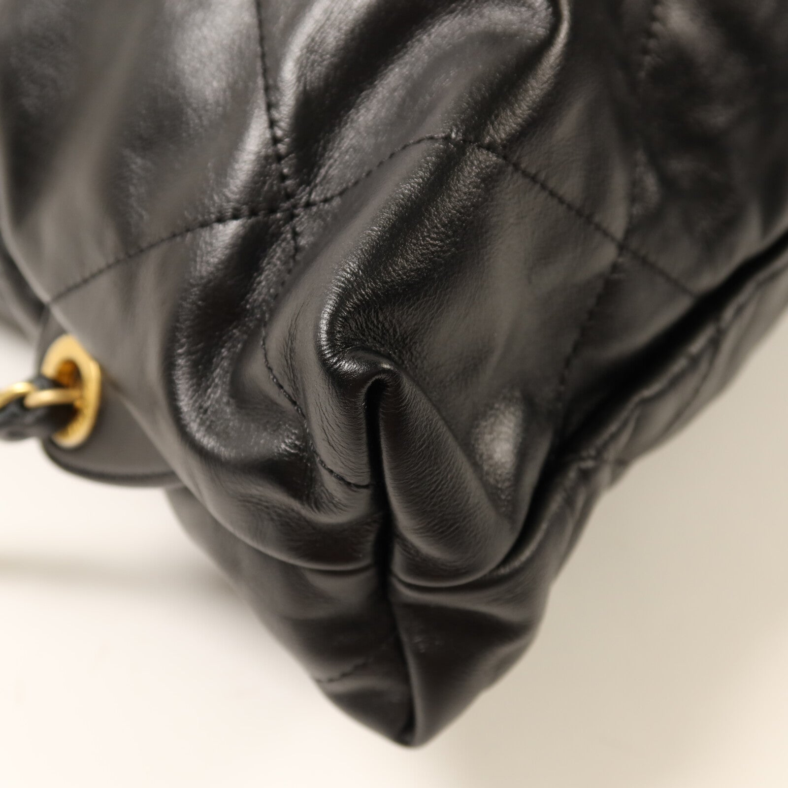 CHANEL 【激減優惠】牛皮皮革22 Backpack金扣鏈帶背包