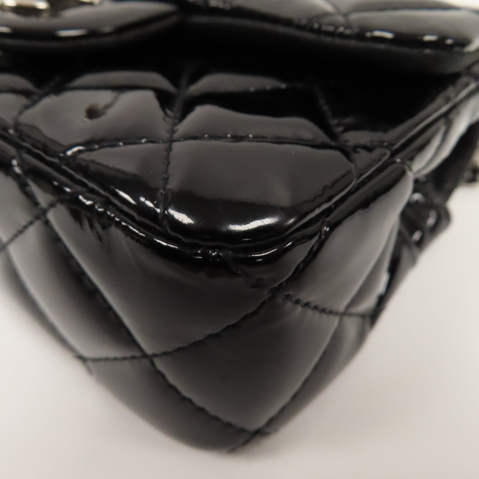 CHANEL 菱格漆皮皮革Classic Flat Mini銀扣鏈帶肩背袋黑色