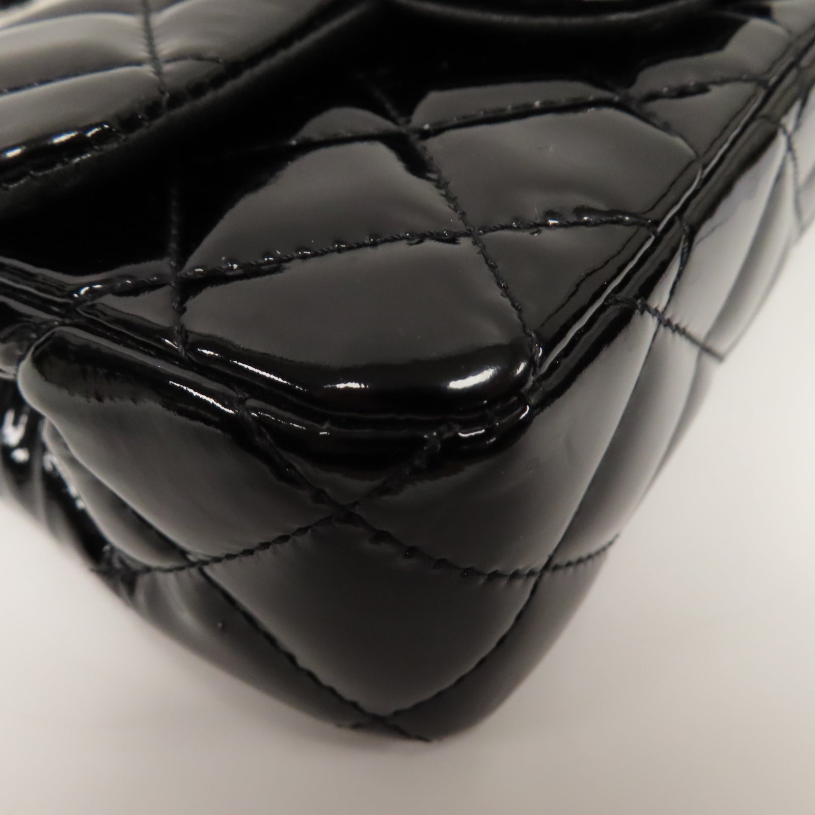 CHANEL 菱格漆皮皮革Classic Flat Mini銀扣鏈帶肩背袋黑色