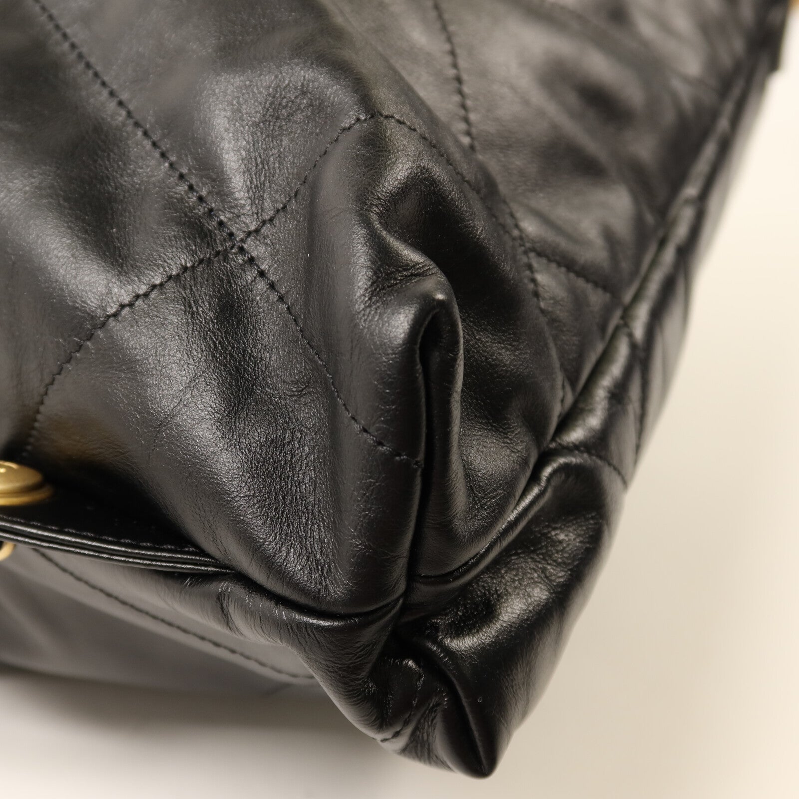CHANEL 【激減優惠】牛皮皮革22 Backpack金扣鏈帶背包