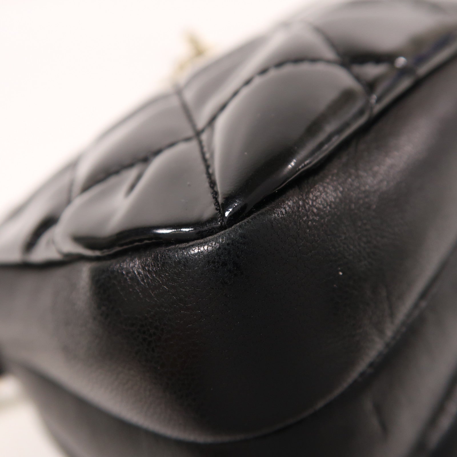 CHANEL 漆皮皮革Chain Shoulder金扣鏈帶肩背袋