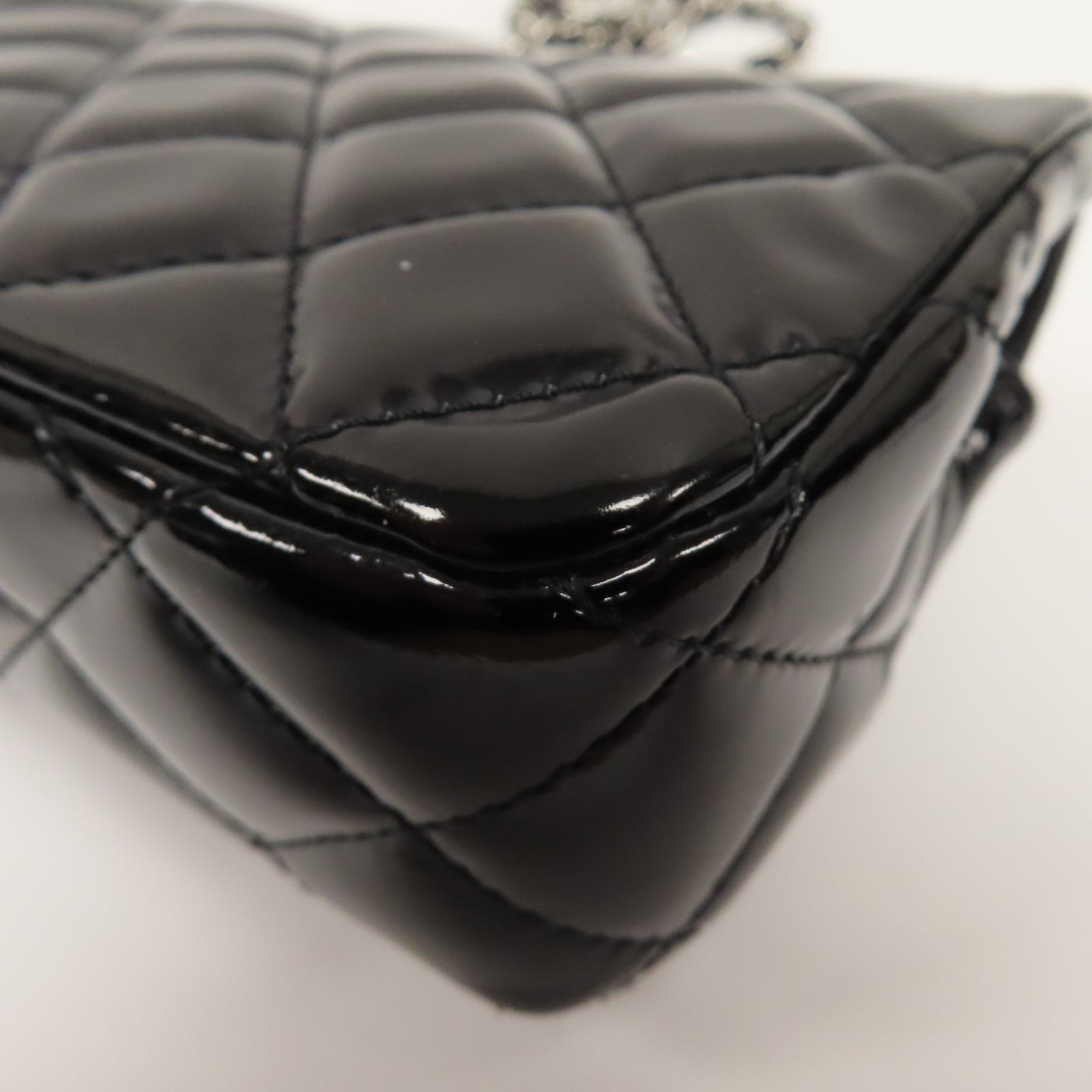 CHANEL 菱格漆皮皮革Classic Flat Mini銀扣鏈帶肩背袋黑色
