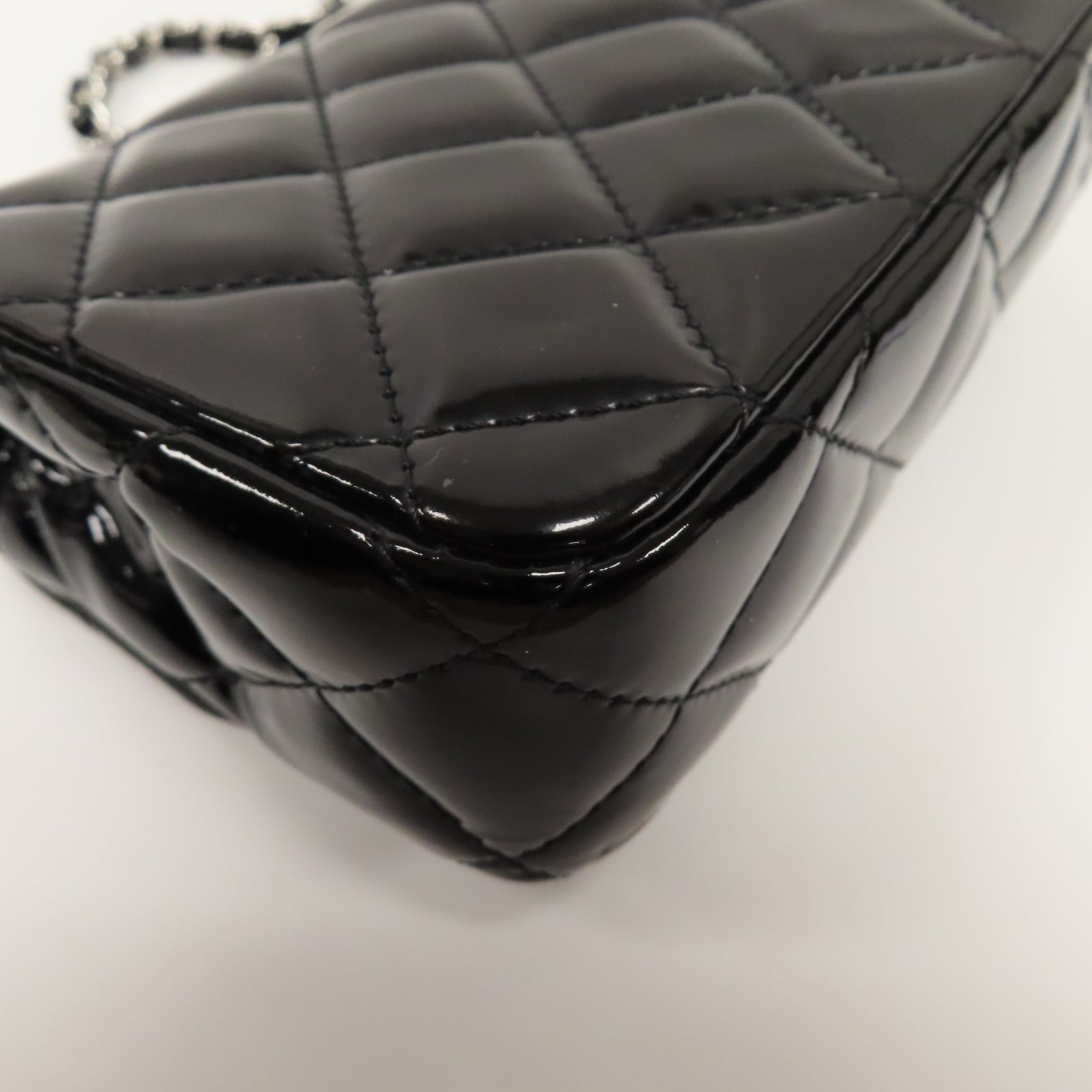CHANEL 菱格漆皮皮革Classic Flat Mini銀扣鏈帶肩背袋黑色