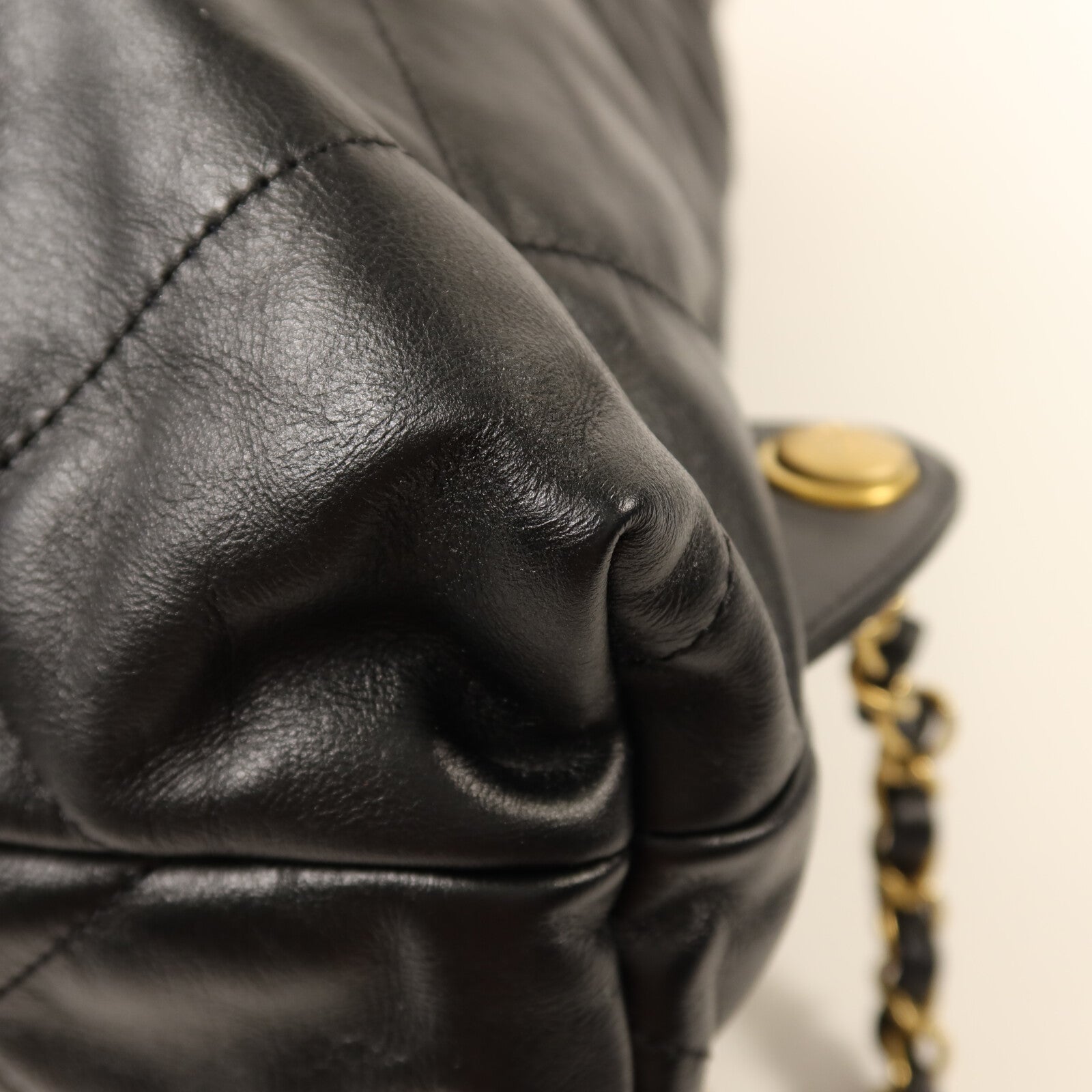 CHANEL 【激減優惠】牛皮皮革22 Backpack金扣鏈帶背包