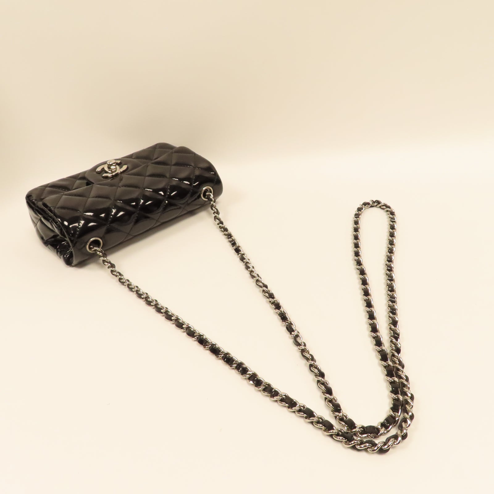 CHANEL 菱格漆皮皮革Classic Flat Mini銀扣鏈帶肩背袋黑色