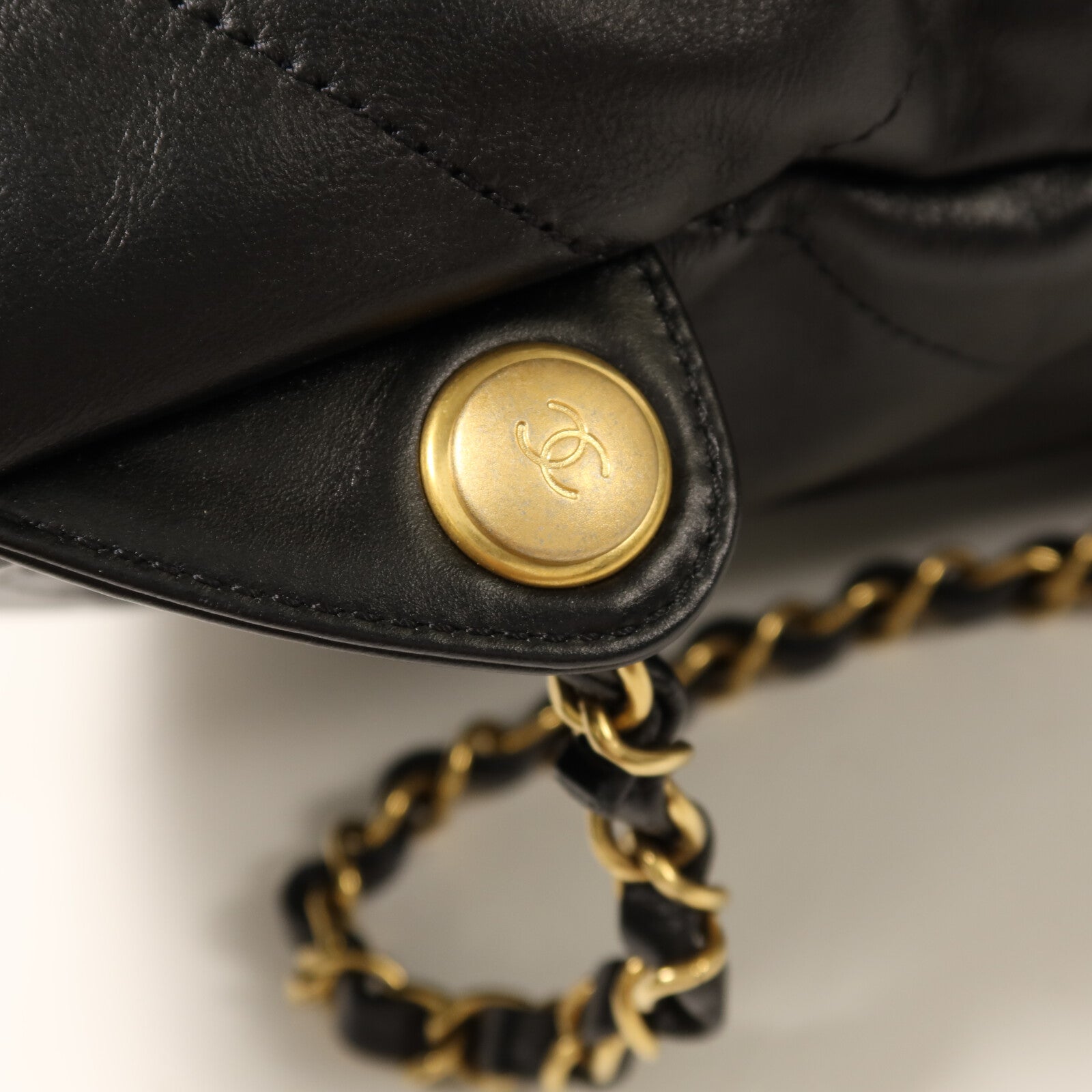 CHANEL 【激減優惠】牛皮皮革22 Backpack金扣鏈帶背包