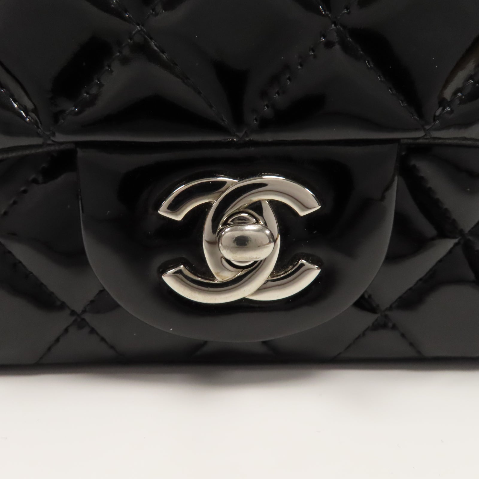 CHANEL 菱格漆皮皮革Classic Flat Mini銀扣鏈帶肩背袋黑色