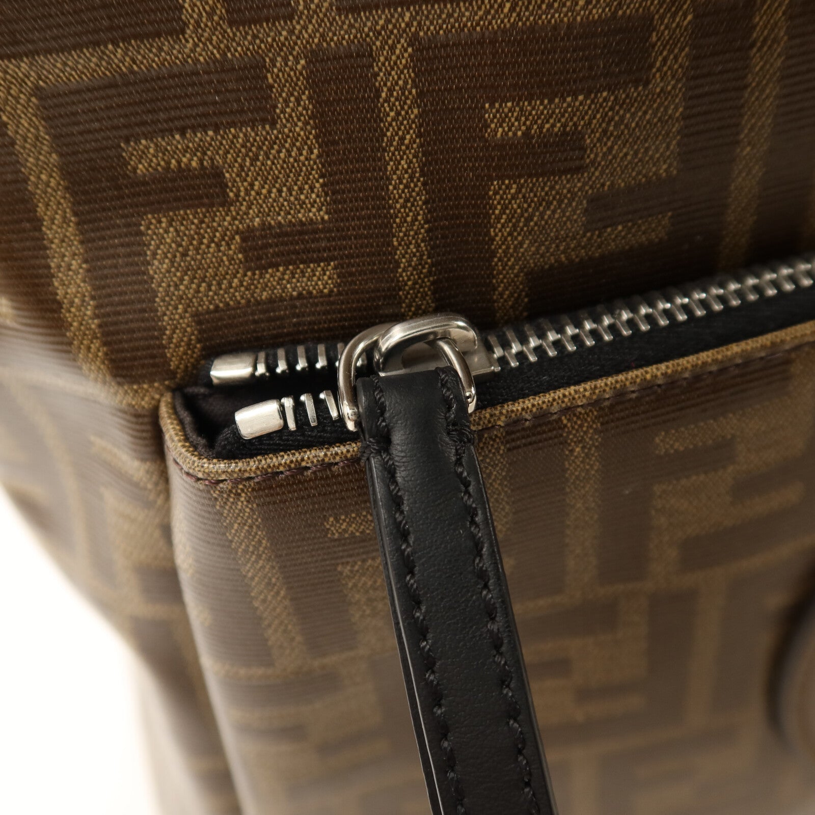 FENDI 塗層帆布Rucksack銀扣背包