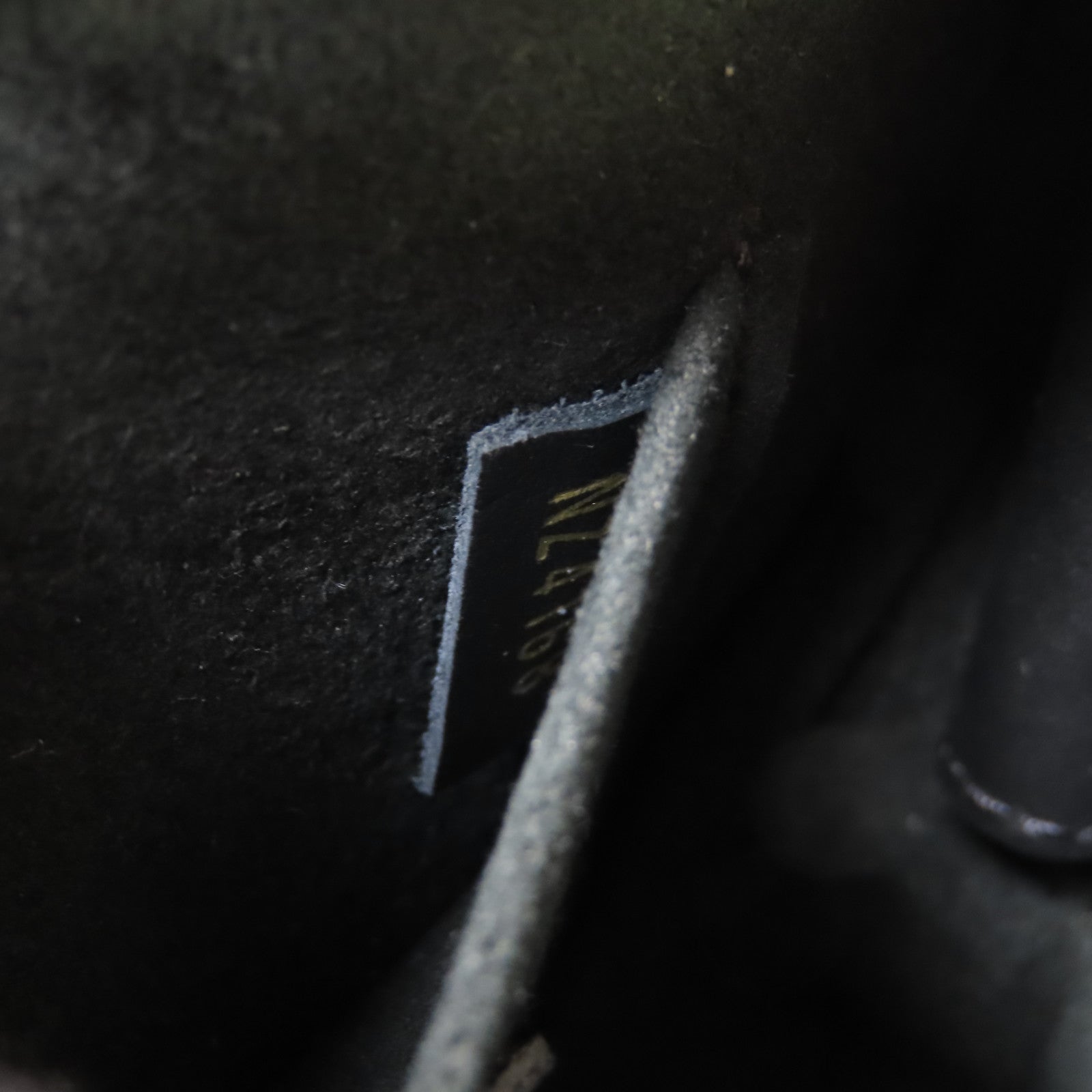 LOUIS VUITTON 牛皮皮革New Wave Heart Bag金扣肩背袋黑色