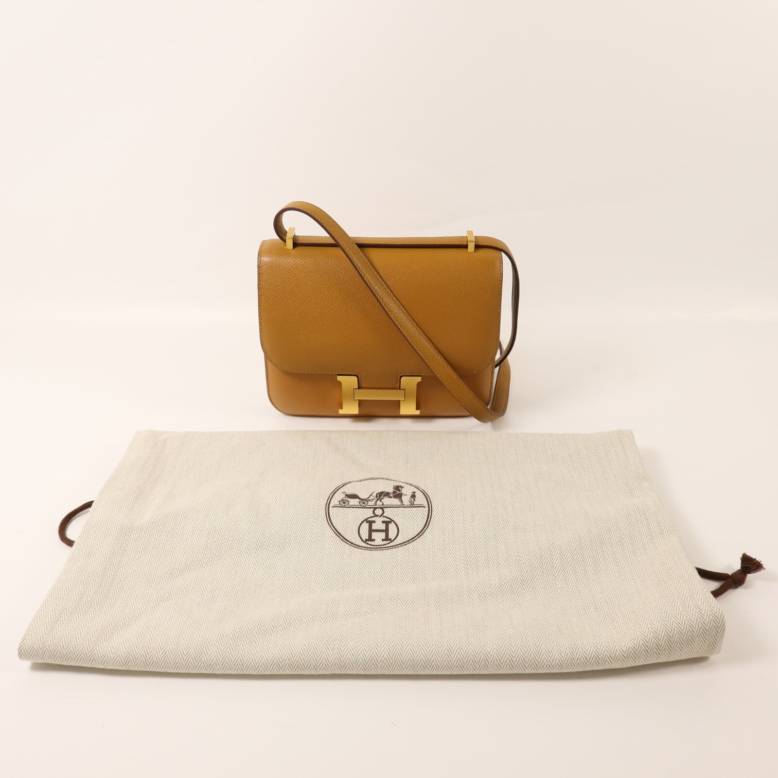 HERMES 【激減優惠】Epsom皮革Constance Mini金扣肩背袋Sesame