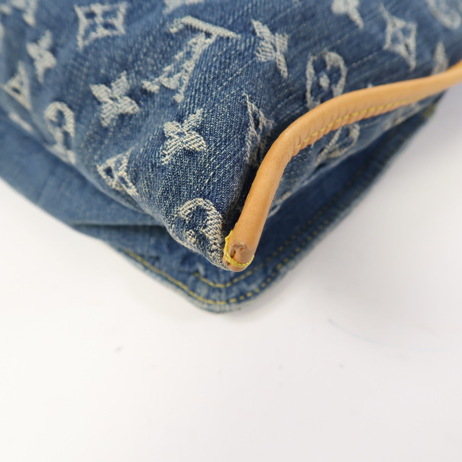 LOUIS VUITTON Monogram Denim Flat Shopper金扣手挽袋藍色