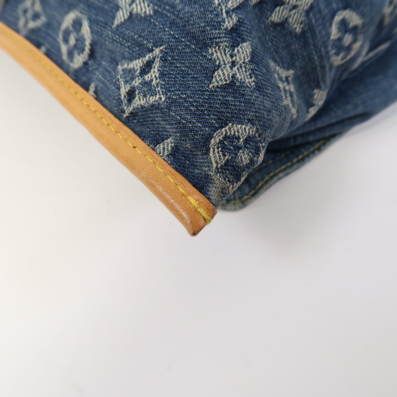 LOUIS VUITTON Monogram Denim Flat Shopper金扣手挽袋藍色
