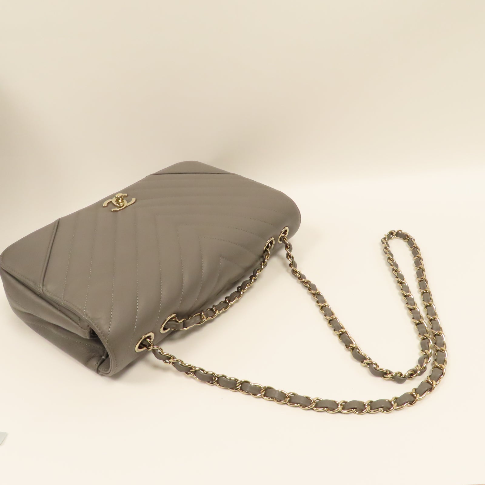 CHANEL 【激減優惠】斜紋牛皮皮革Statement Flap金扣鏈帶肩背袋灰色