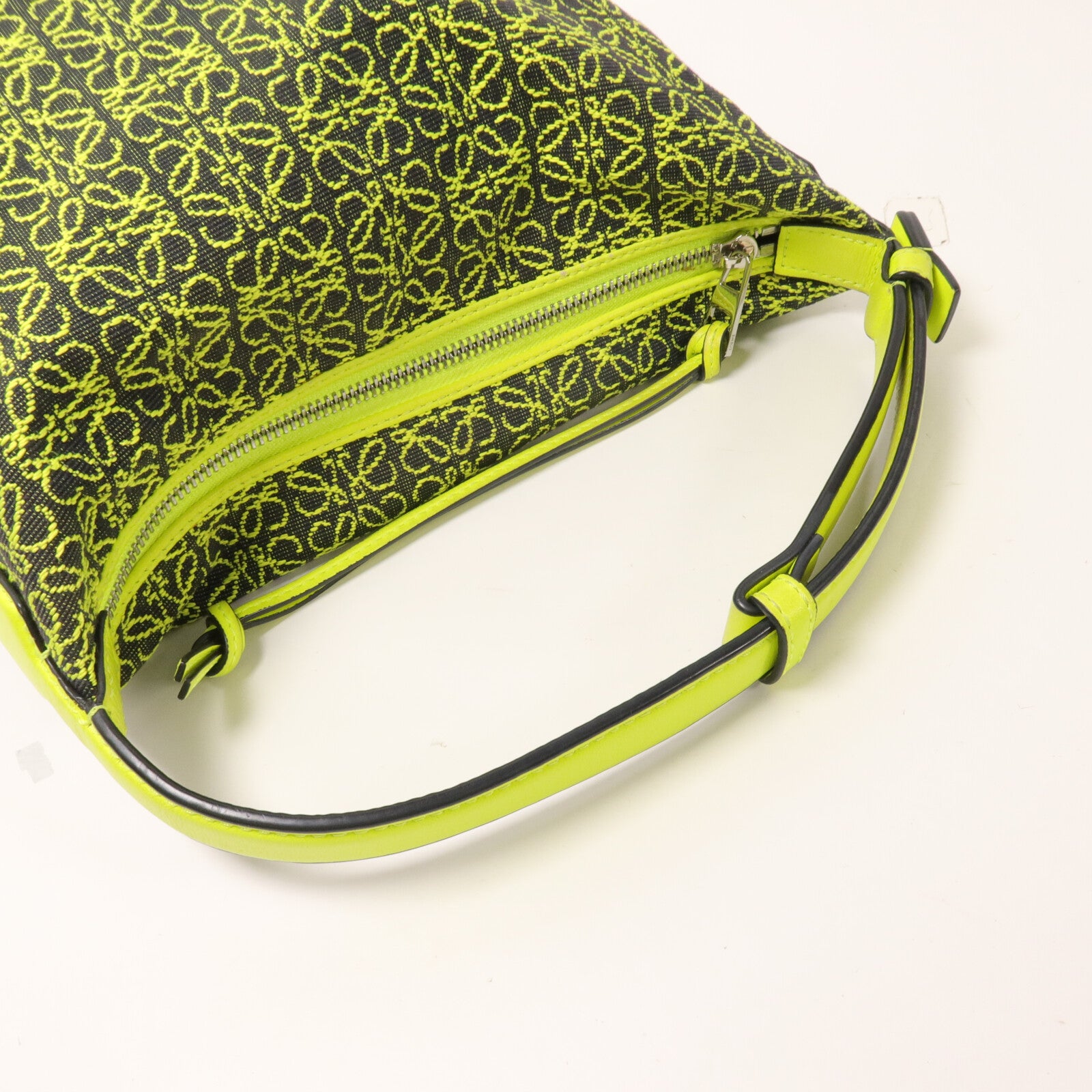 LOEWE 帆布Cubi肩背袋