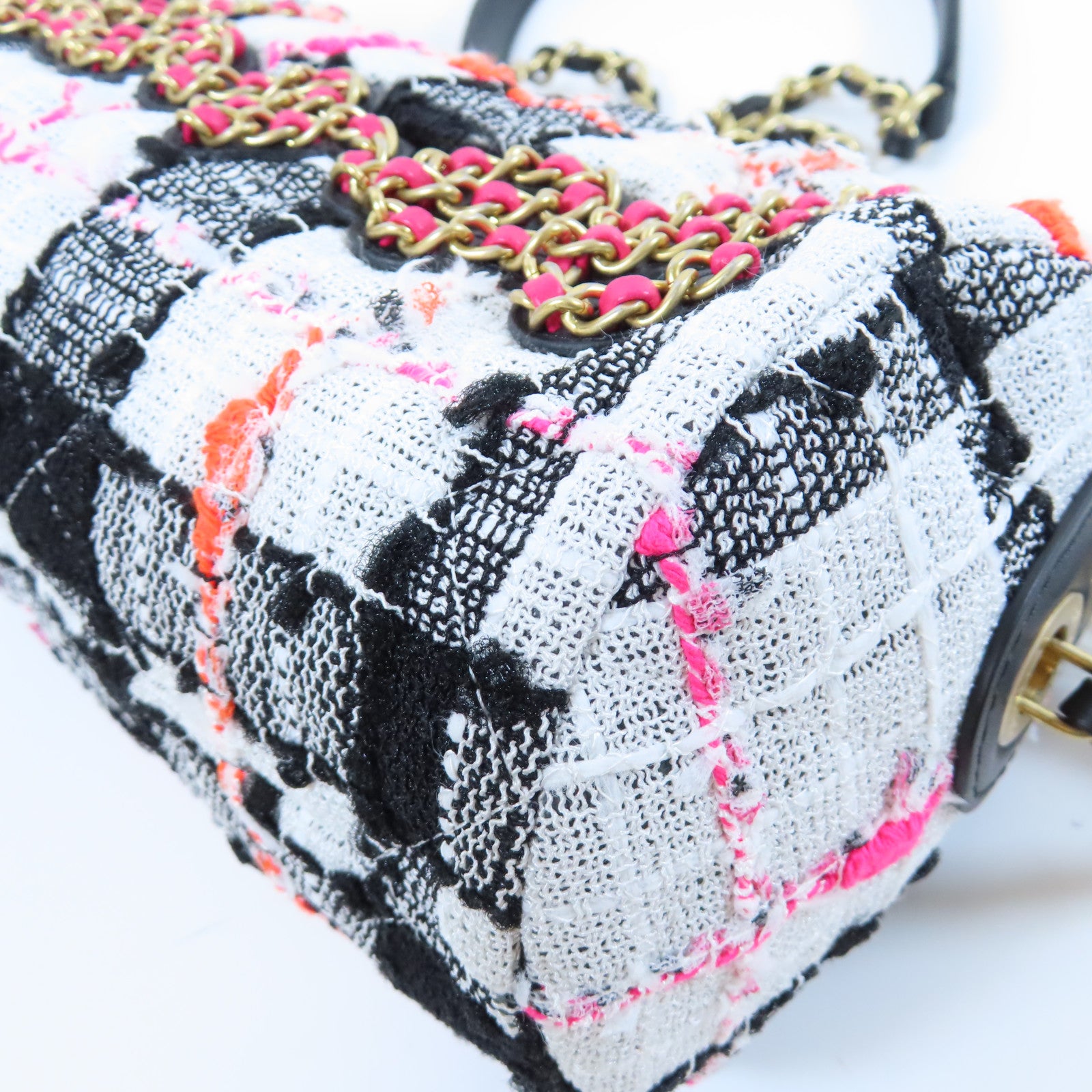 CHANEL **【激減優惠】斜紋軟呢Shoulder Bag金扣鏈帶肩背袋黑色/白色/粉紅色