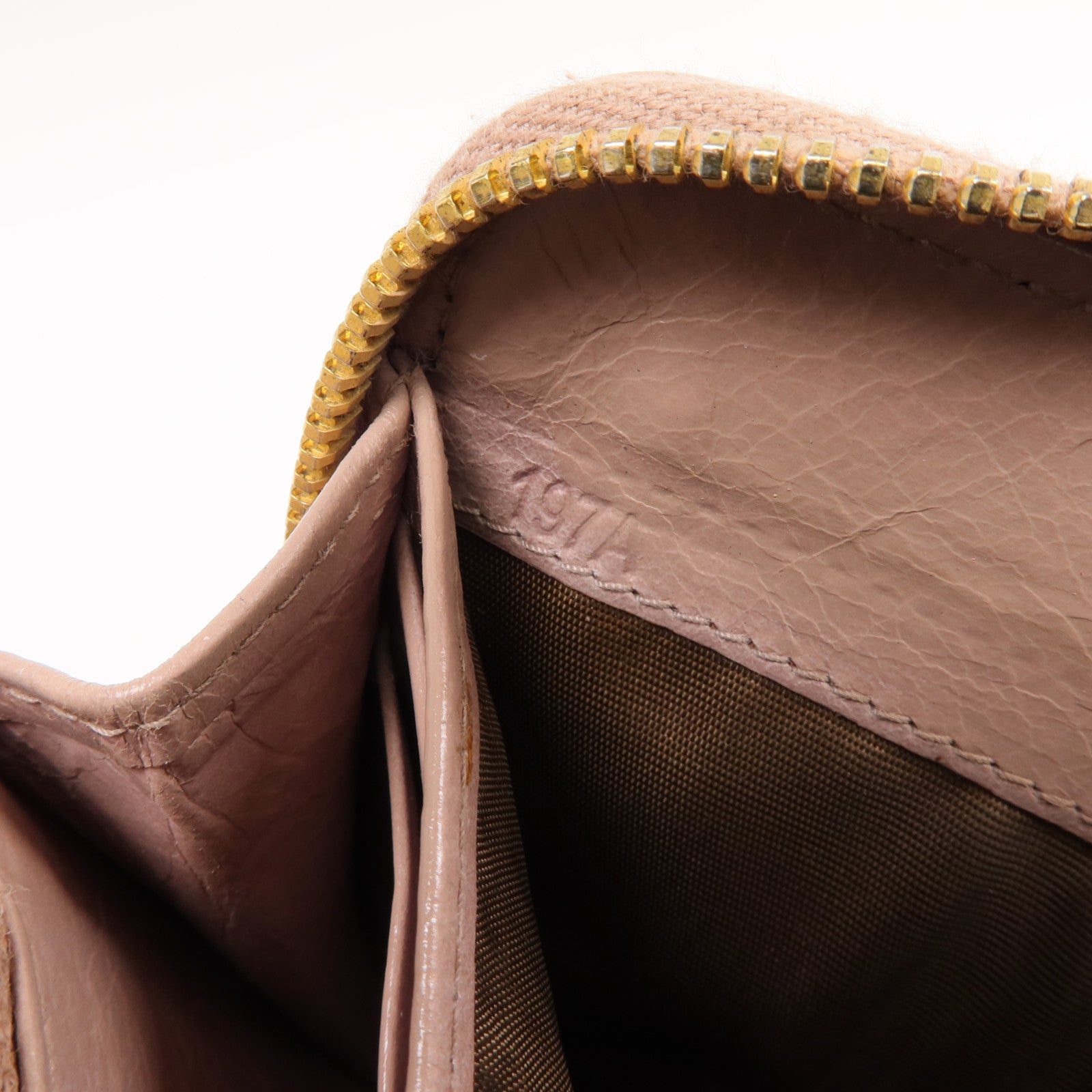 Miu Miu 【激減優惠】牛皮皮革long Wallet 金扣長錢包