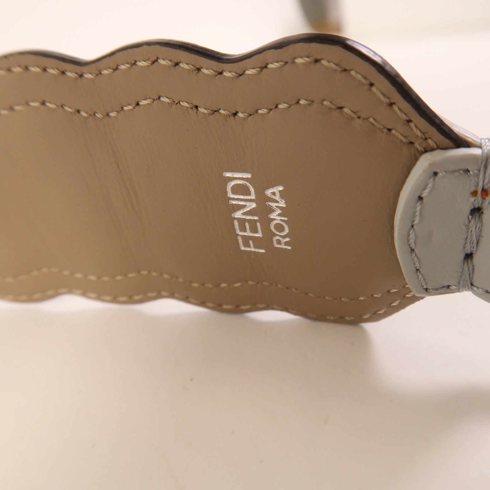 FENDI 牛皮皮革Shoulder Strap銀扣肩帶