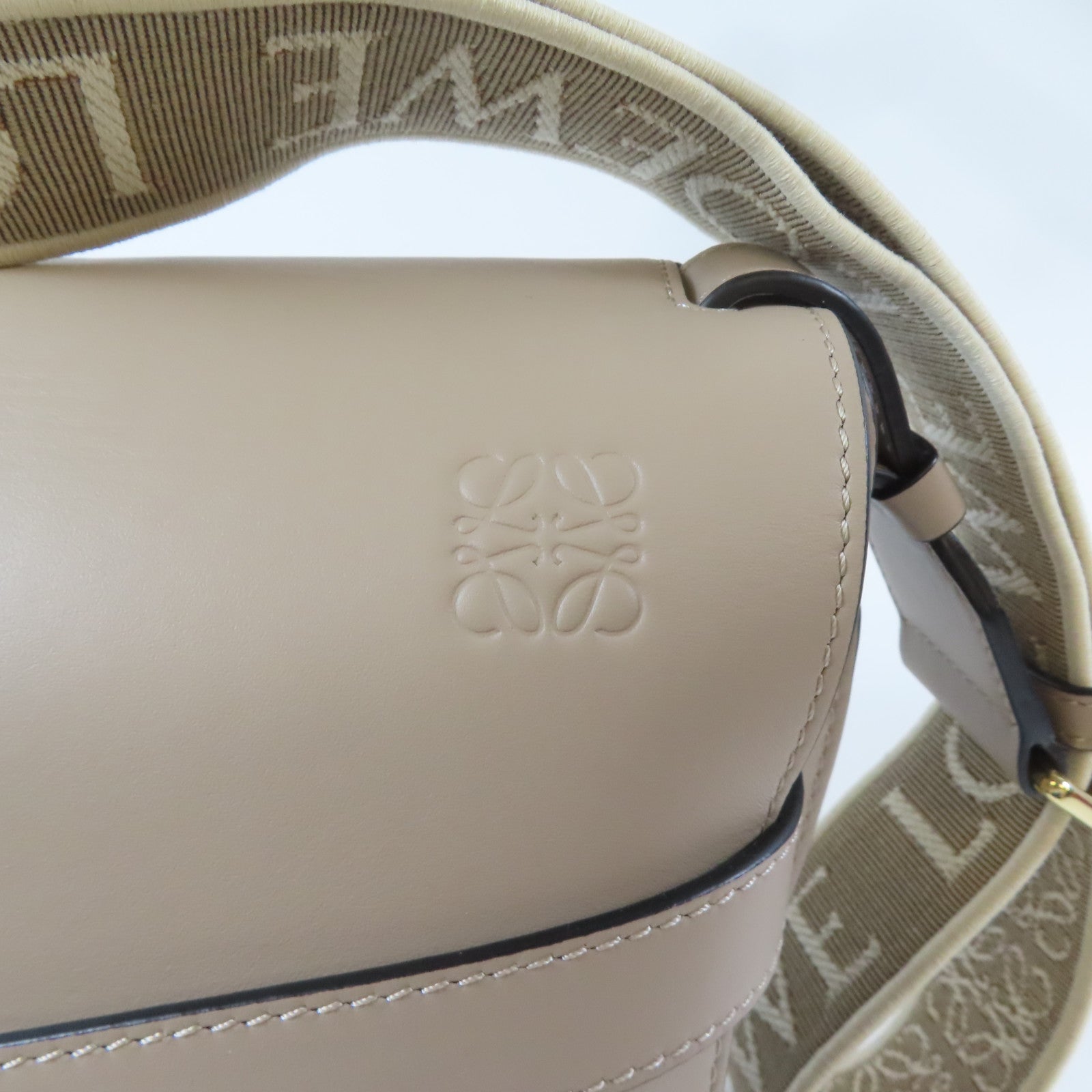 LOEWE 牛皮皮革Small Gate Bag金扣肩背袋米色