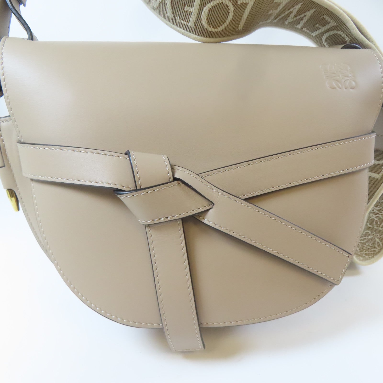 LOEWE 牛皮皮革Small Gate Bag金扣肩背袋米色