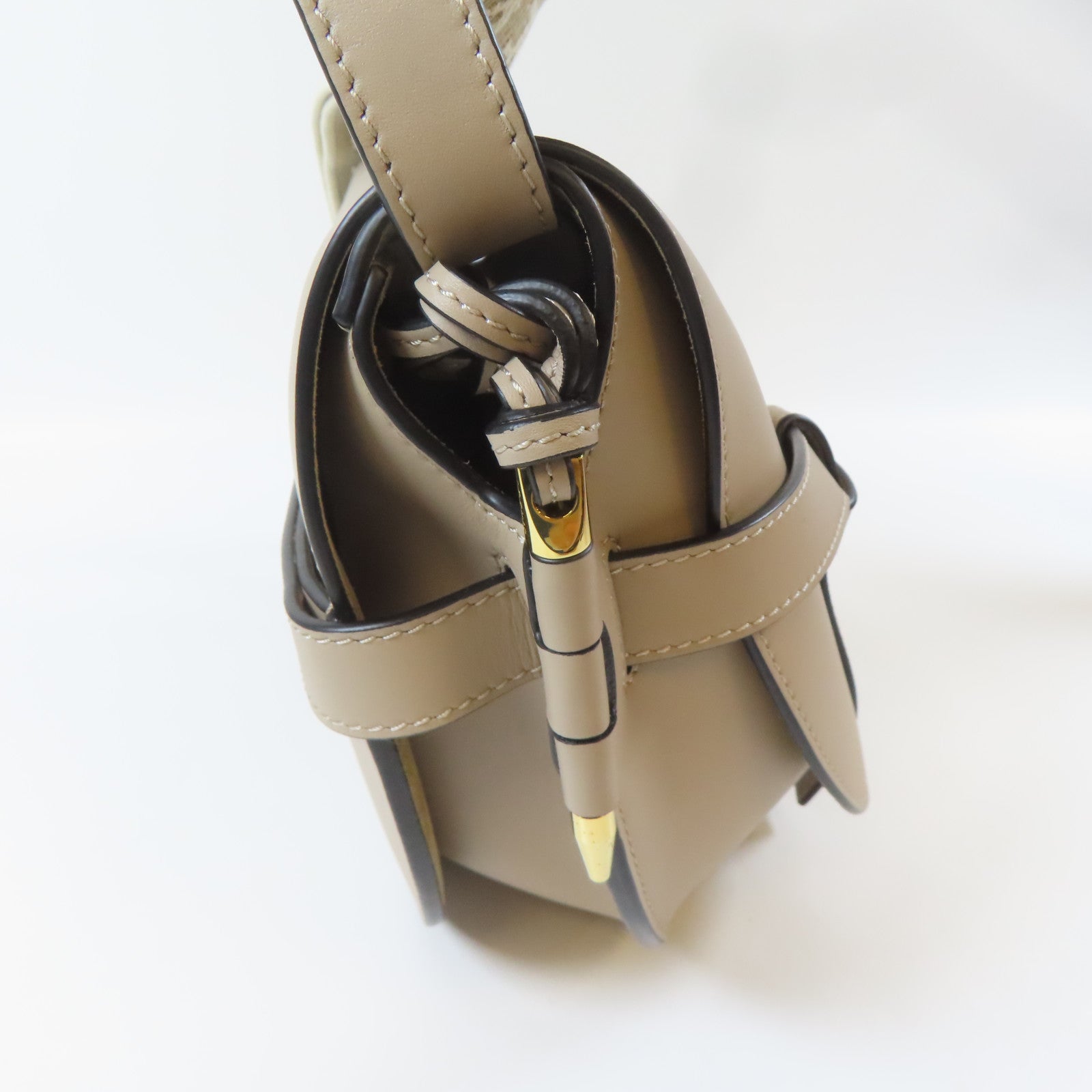 LOEWE 牛皮皮革Small Gate Bag金扣肩背袋米色
