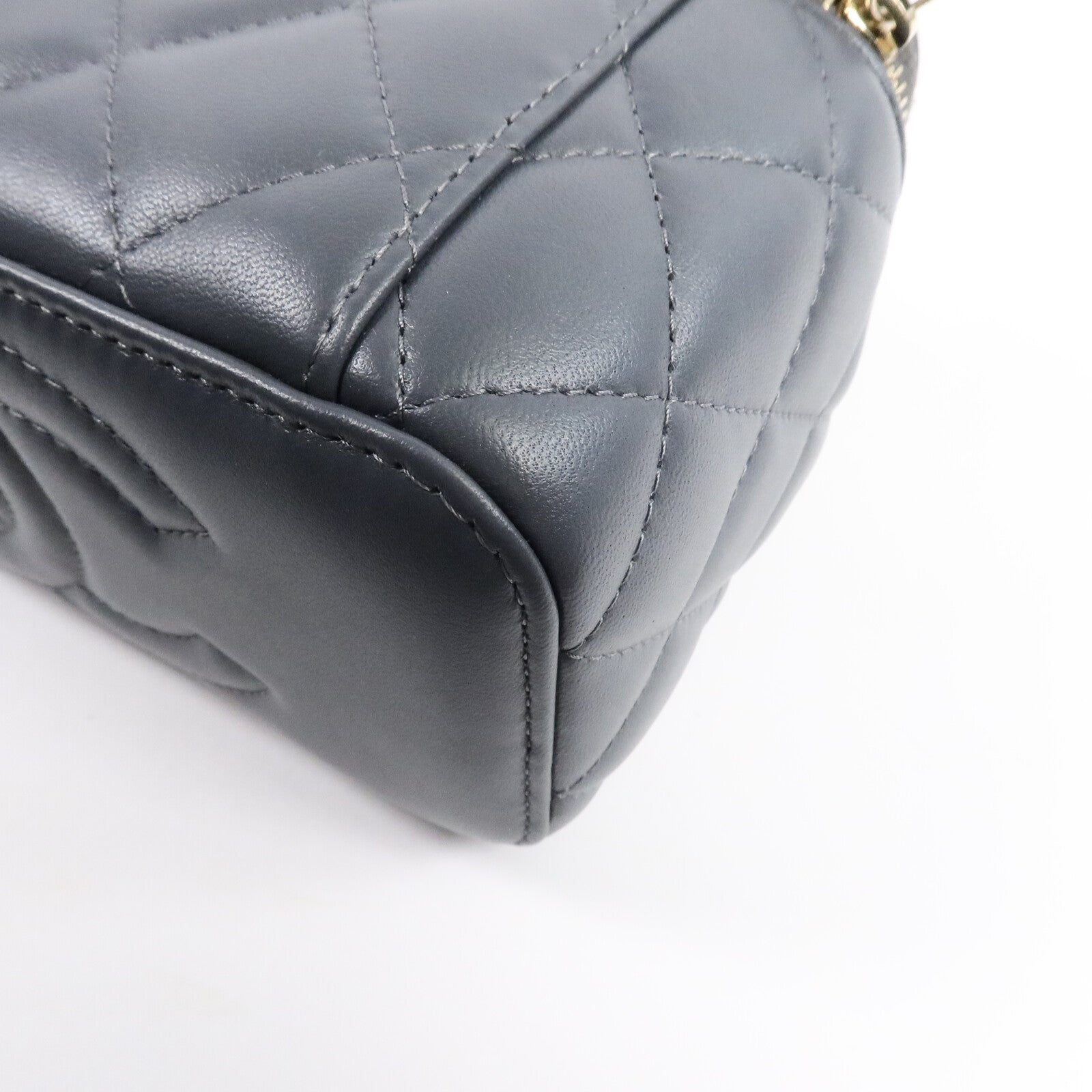 CHANEL 羊皮皮革Vanity Case Gold Ball鏈帶肩背袋