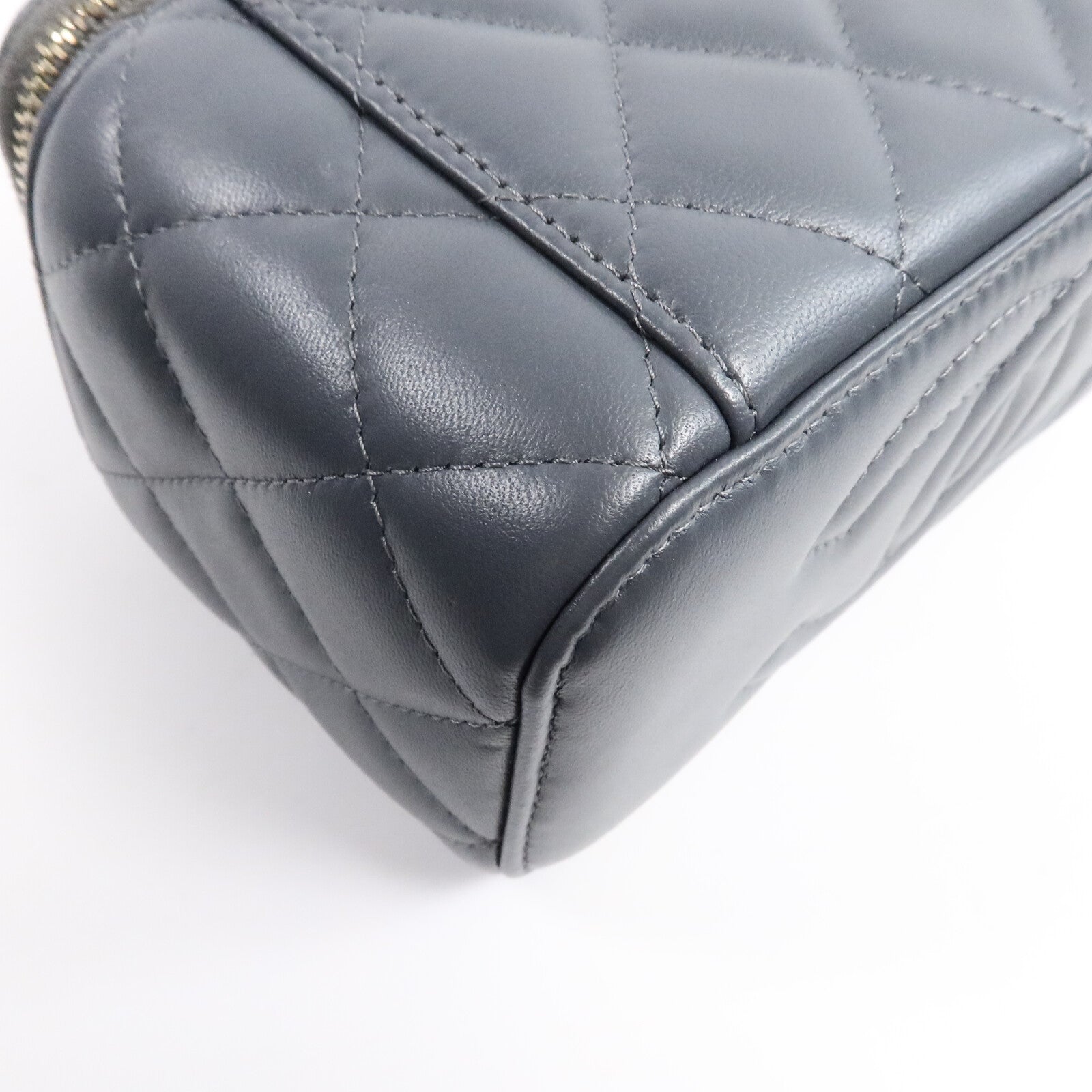 CHANEL 羊皮皮革Vanity Case Gold Ball鏈帶肩背袋