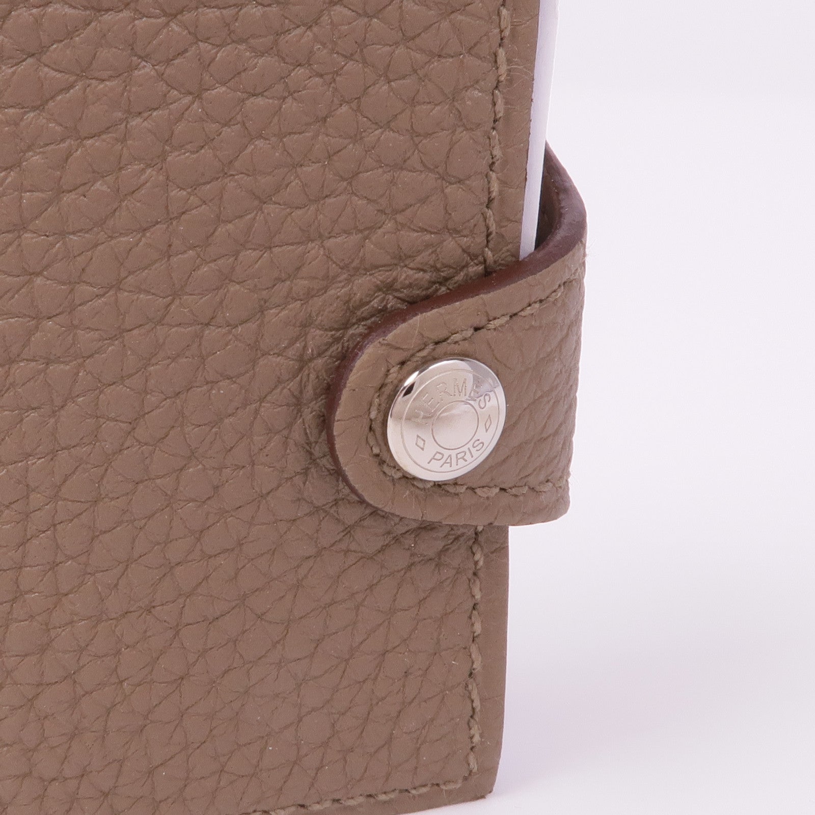 HERMES Clemence皮革Ulysse Nano Memo Pack Bag Charm銀扣掛飾Etoupe
