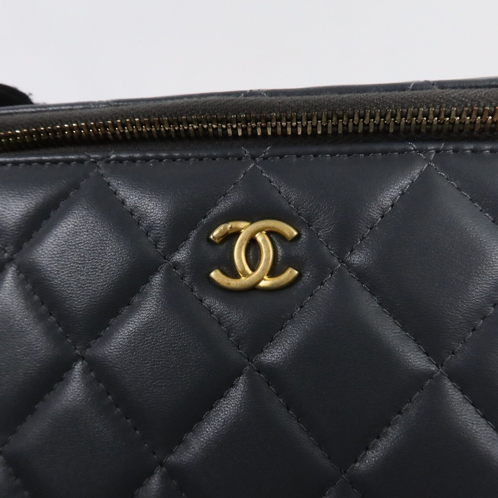 CHANEL 羊皮皮革Vanity Case Gold Ball鏈帶肩背袋