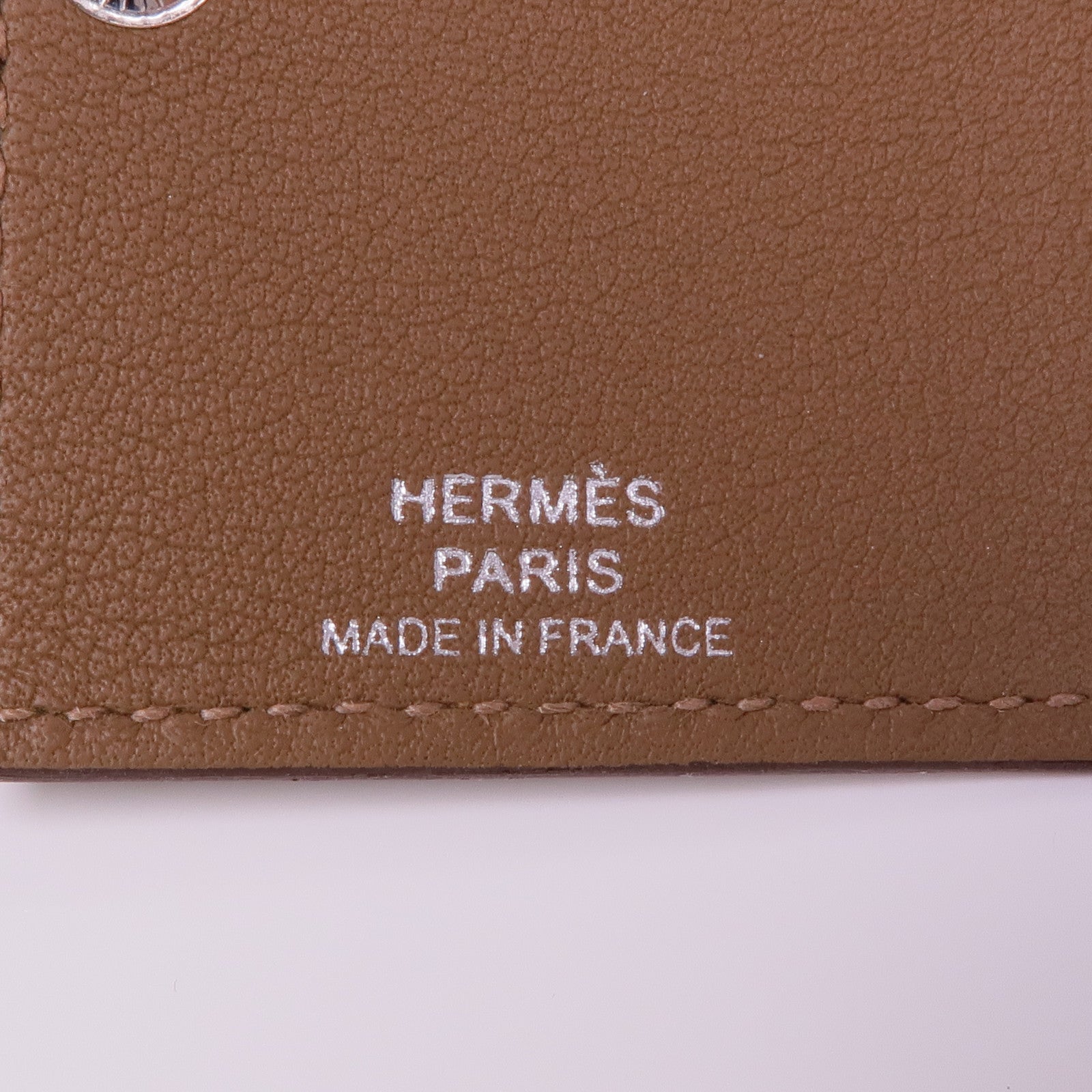 HERMES Clemence皮革Ulysse Nano Memo Pack Bag Charm銀扣掛飾Etoupe