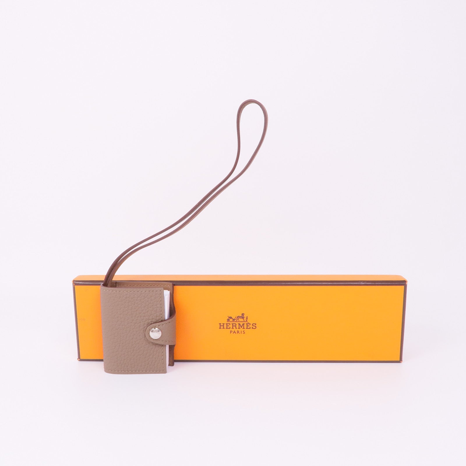 HERMES Clemence皮革Ulysse Nano Memo Pack Bag Charm銀扣掛飾Etoupe