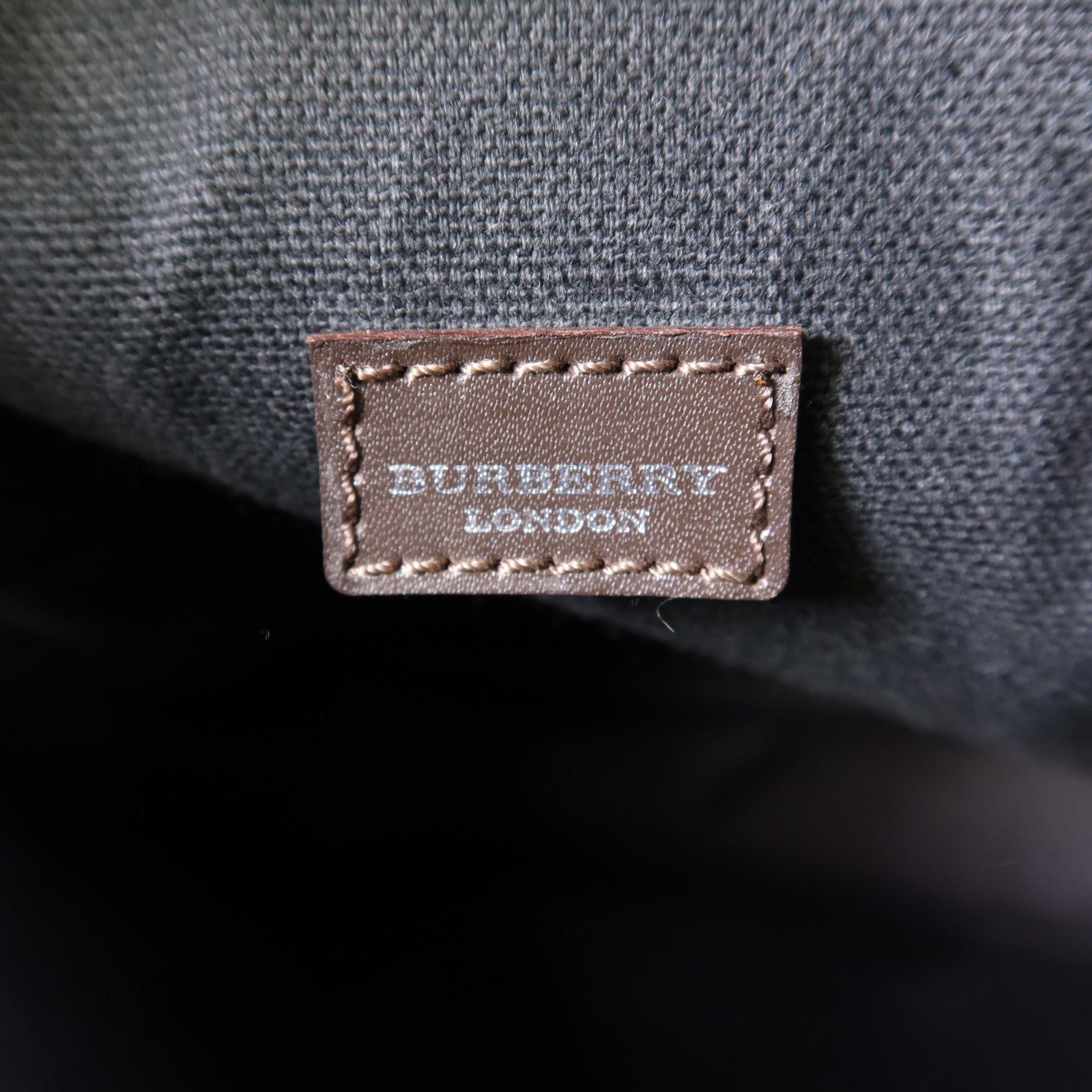BURBERRY 塗層帆布Shoulder Bag銀扣肩背袋