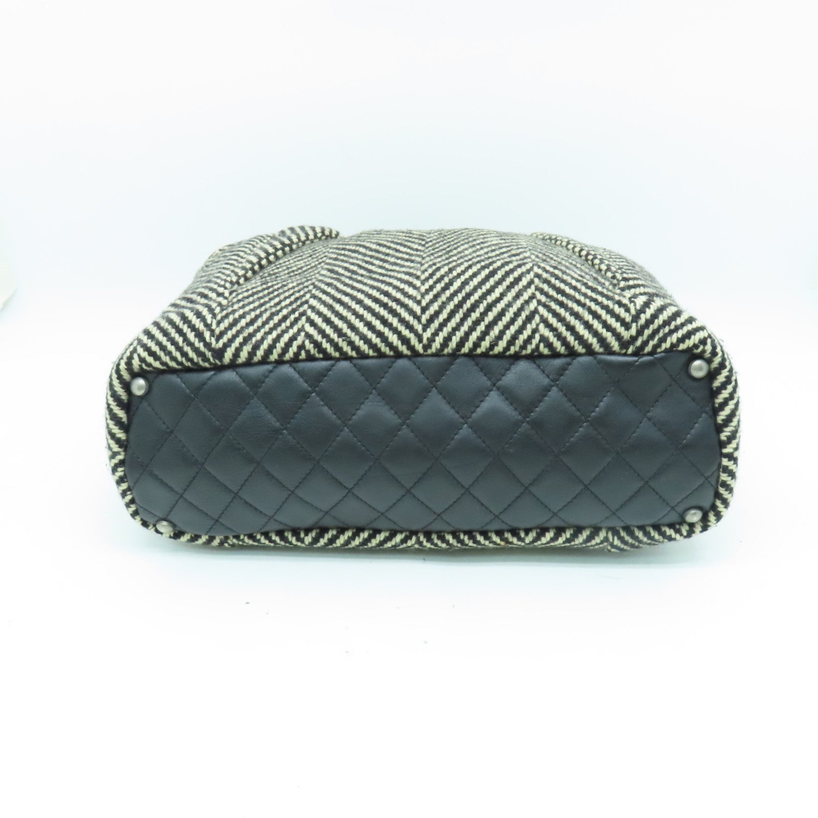 CHANEL 【清倉大減價】菱格牛皮皮革Tweed Hand Bag銀扣手挽袋黑色/白色