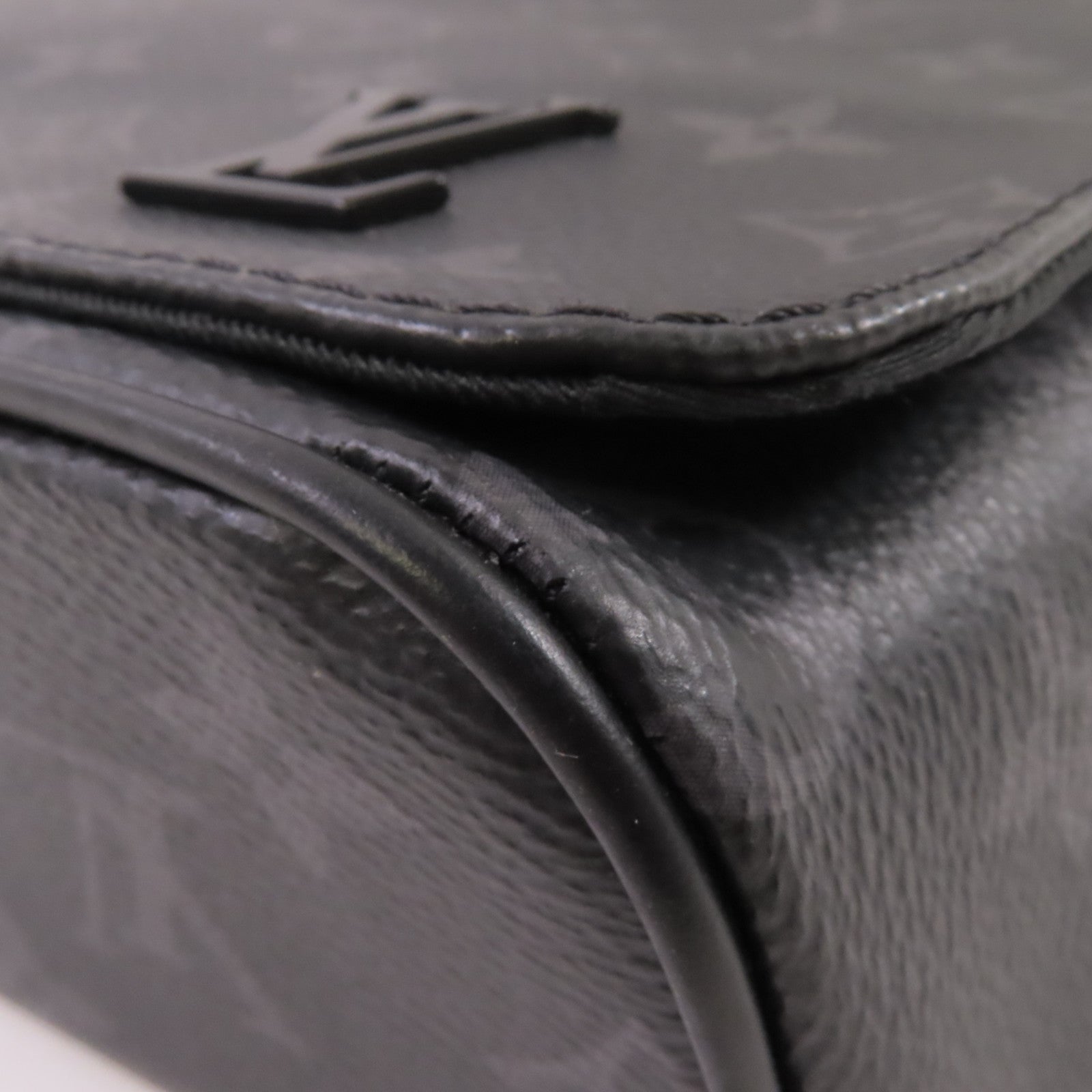 LOUIS VUITTON Monogram Eclipse District PM Shoulder Bag銀扣肩背袋黑色