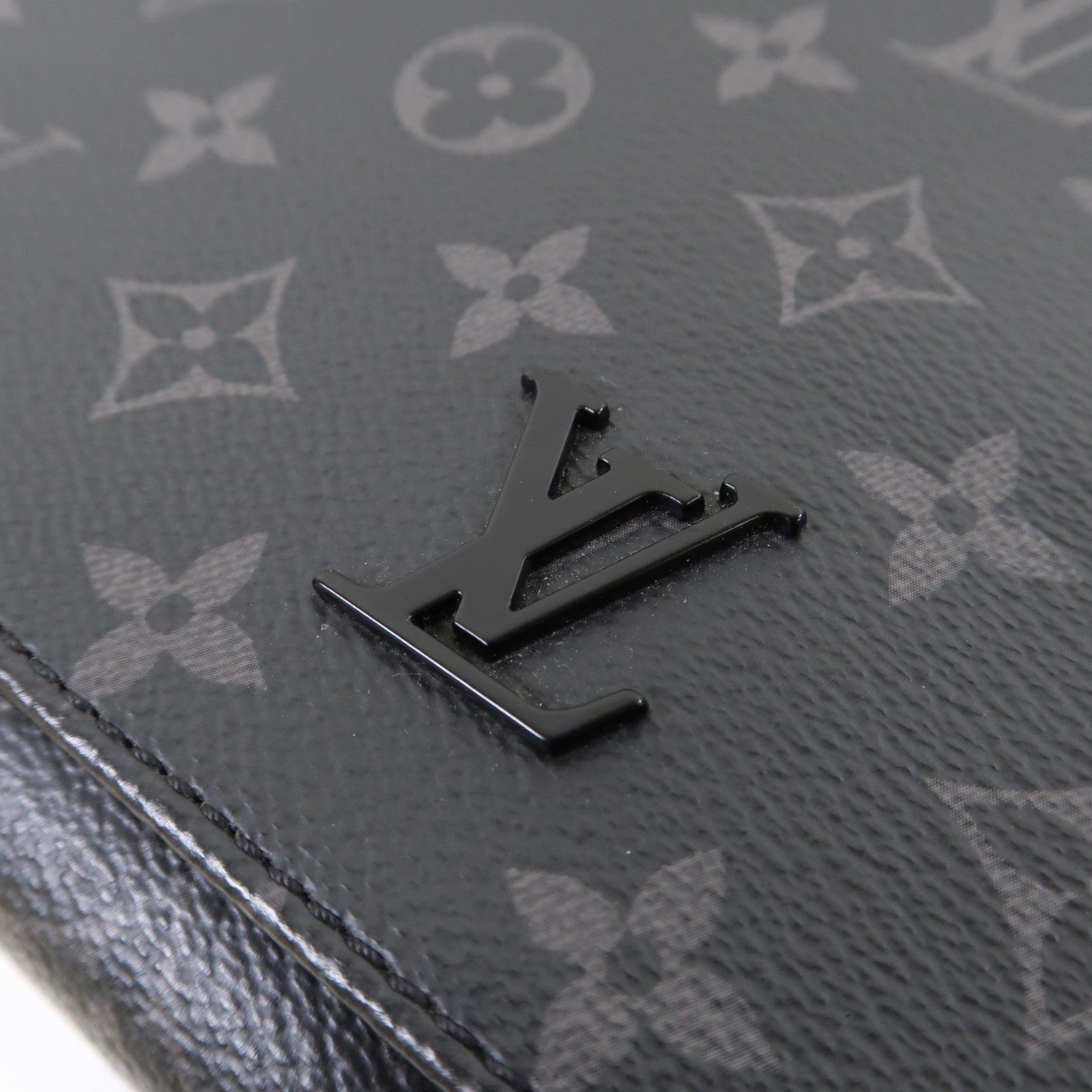 LOUIS VUITTON Monogram Eclipse District PM銀扣肩背袋黑色