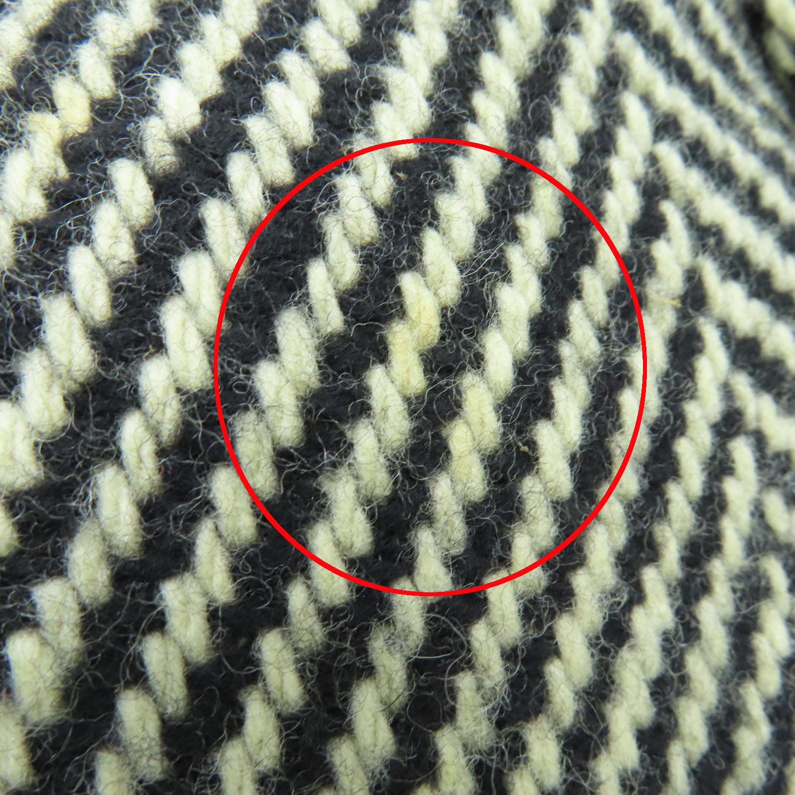 CHANEL 【清倉大減價】菱格牛皮皮革Tweed Hand Bag銀扣手挽袋黑色/白色