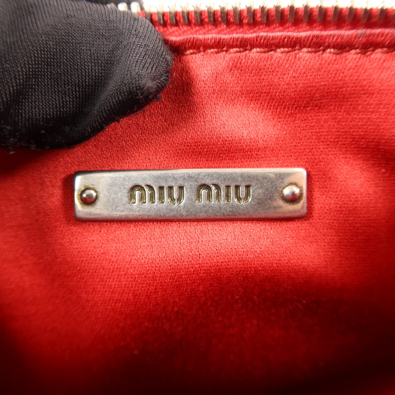 Miu Miu 牛皮皮革Pouch銀扣小袋