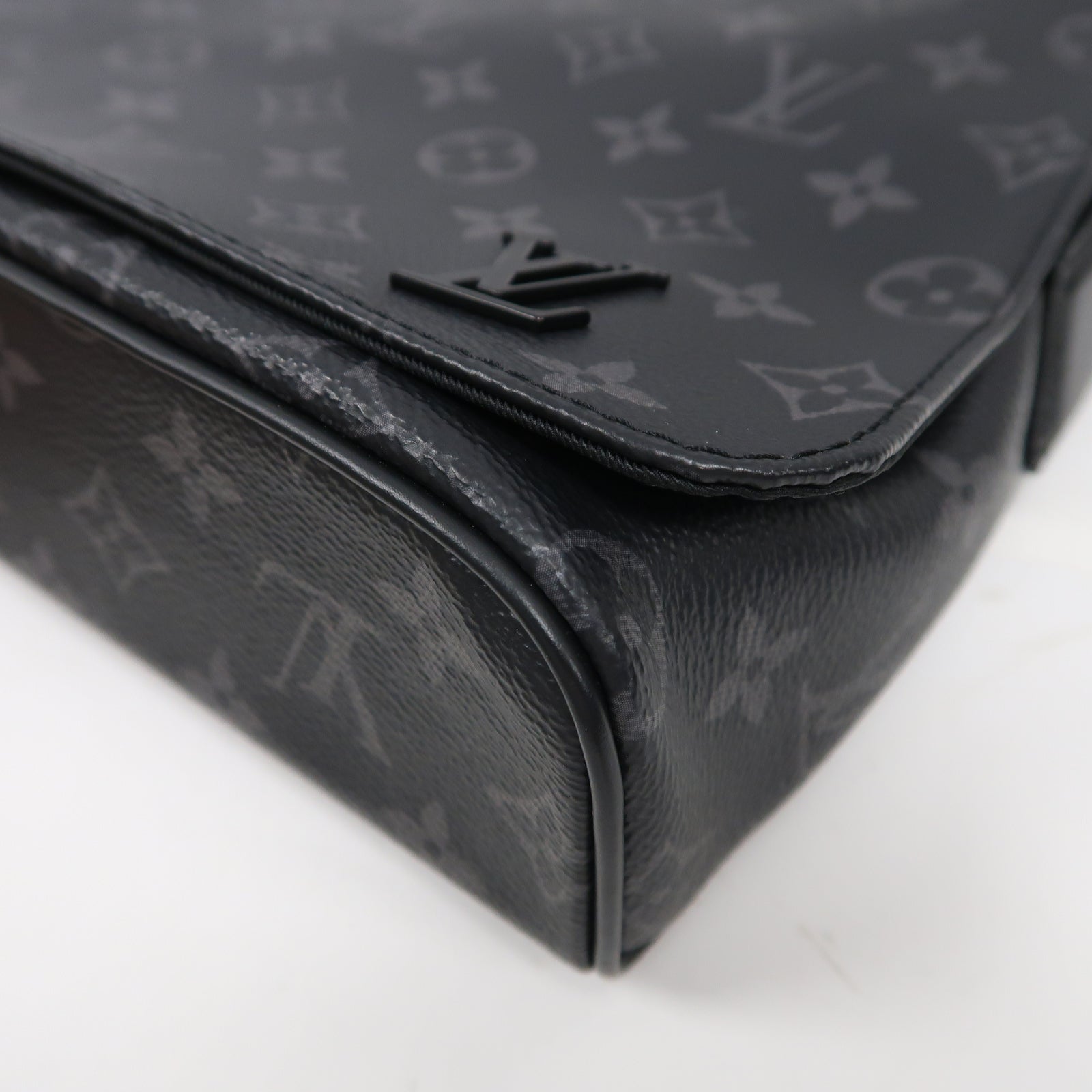 LOUIS VUITTON Monogram Eclipse District PM銀扣肩背袋黑色
