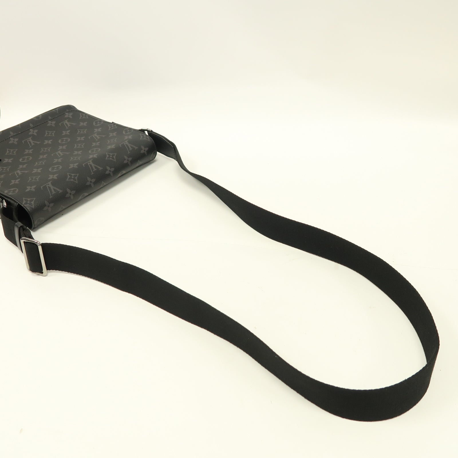 LOUIS VUITTON Monogram Eclipse District PM銀扣肩背袋黑色