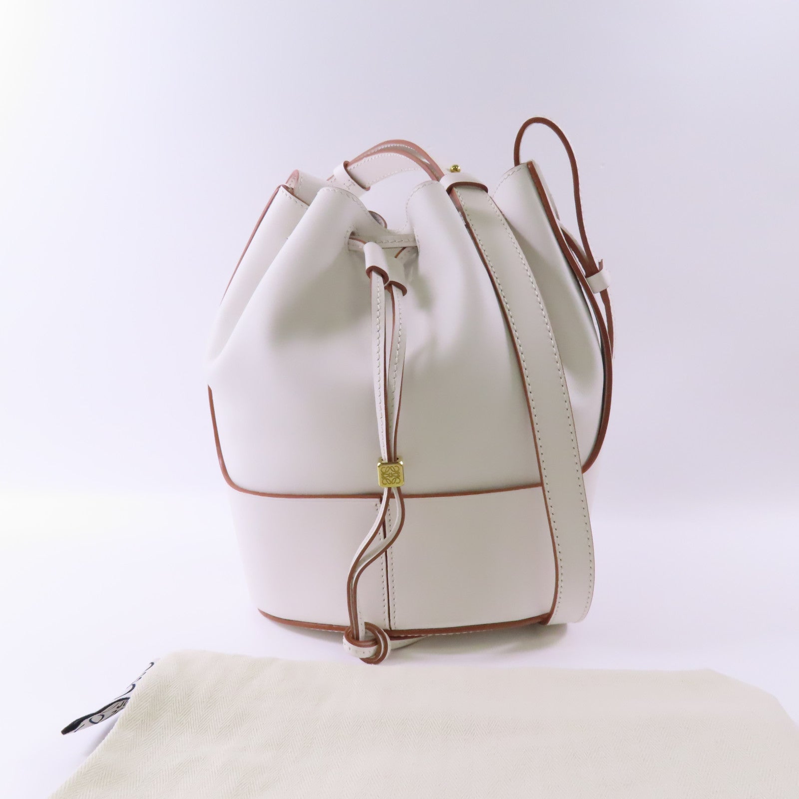 LOEWE 牛皮皮革Balloon金扣肩背袋白色