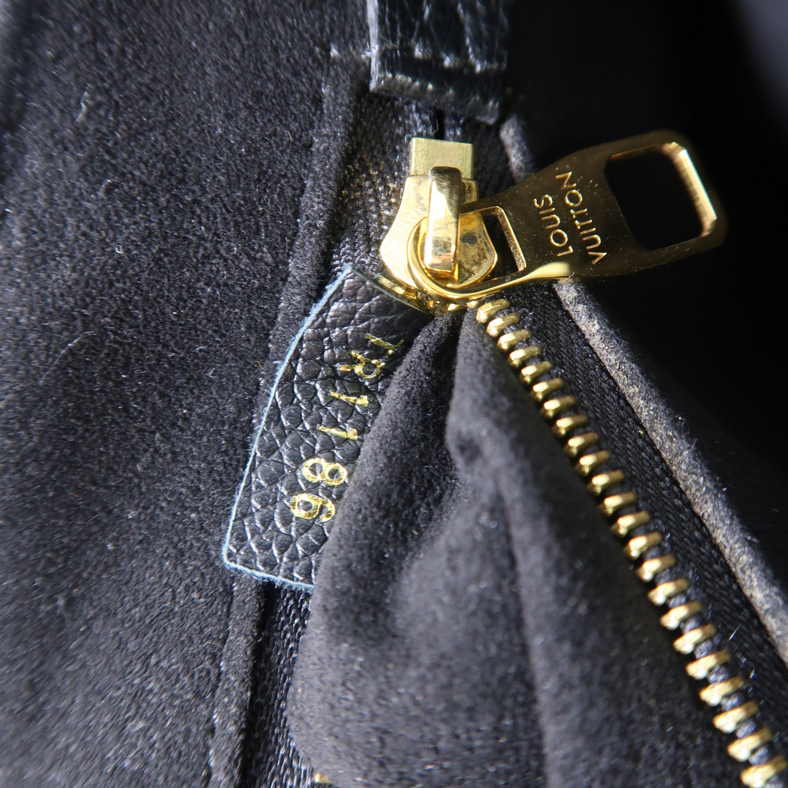 LOUIS VUITTON Monogram Empreinte Saint Germain MM金扣肩背袋黑色