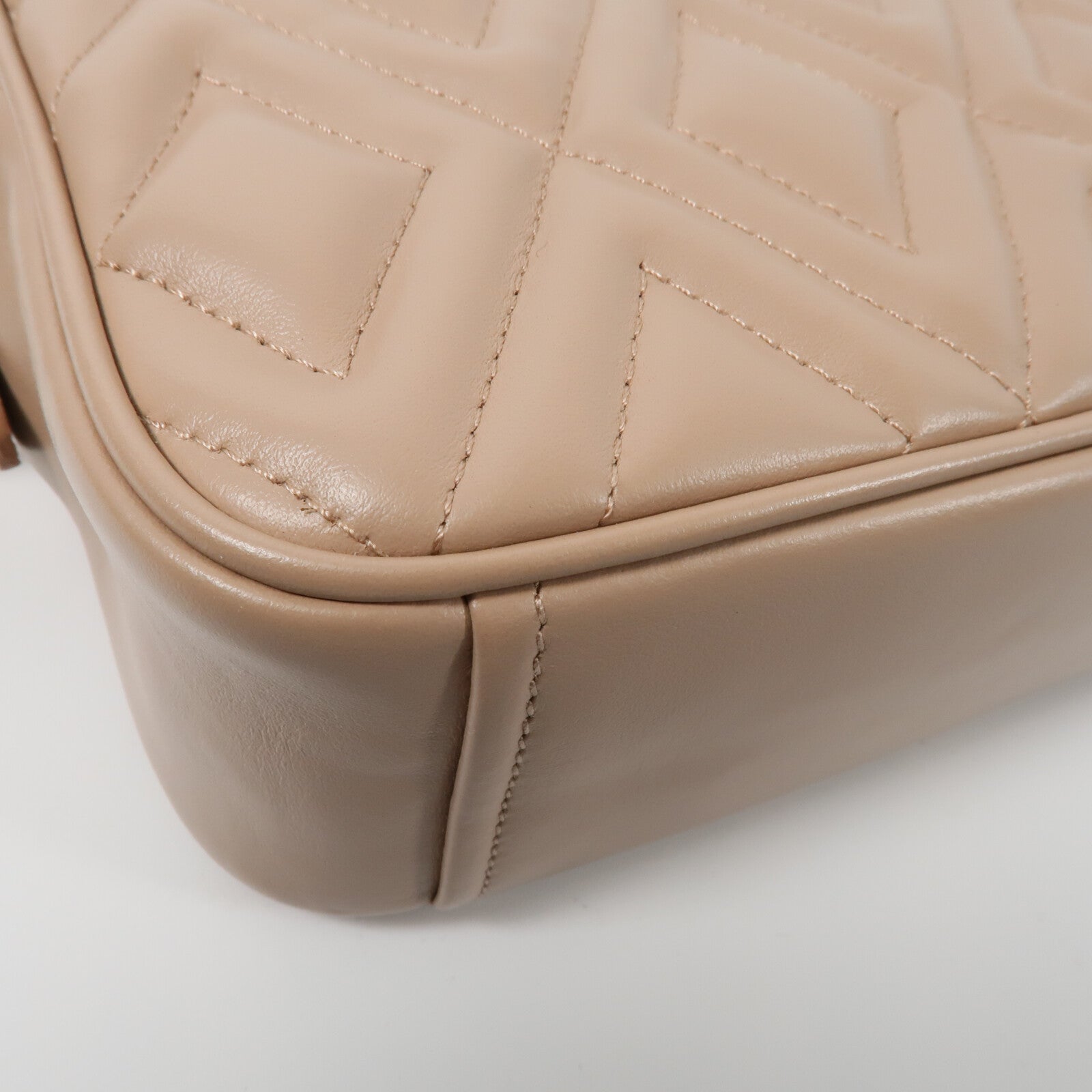 Miu Miu 牛皮皮革Soft Calf Quilted Camera Bag鏈帶肩背袋