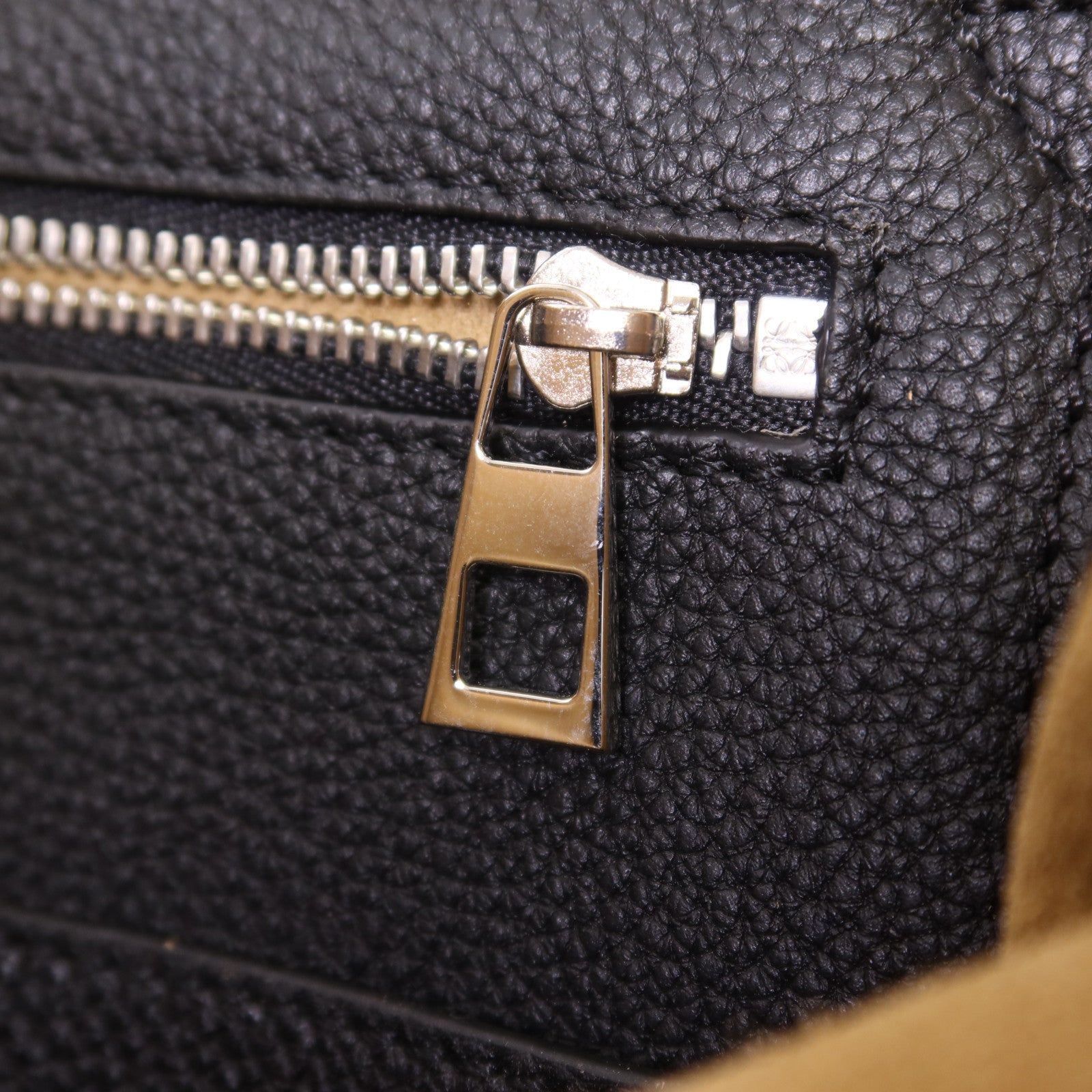 LOEWE 牛皮皮革Buckle Horizontal Tote銀扣肩背袋