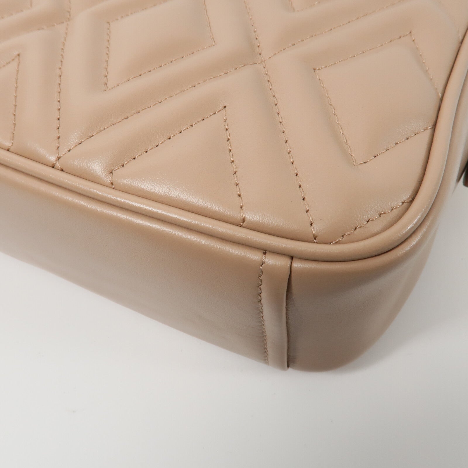 Miu Miu 牛皮皮革Soft Calf Quilted Camera Bag鏈帶肩背袋