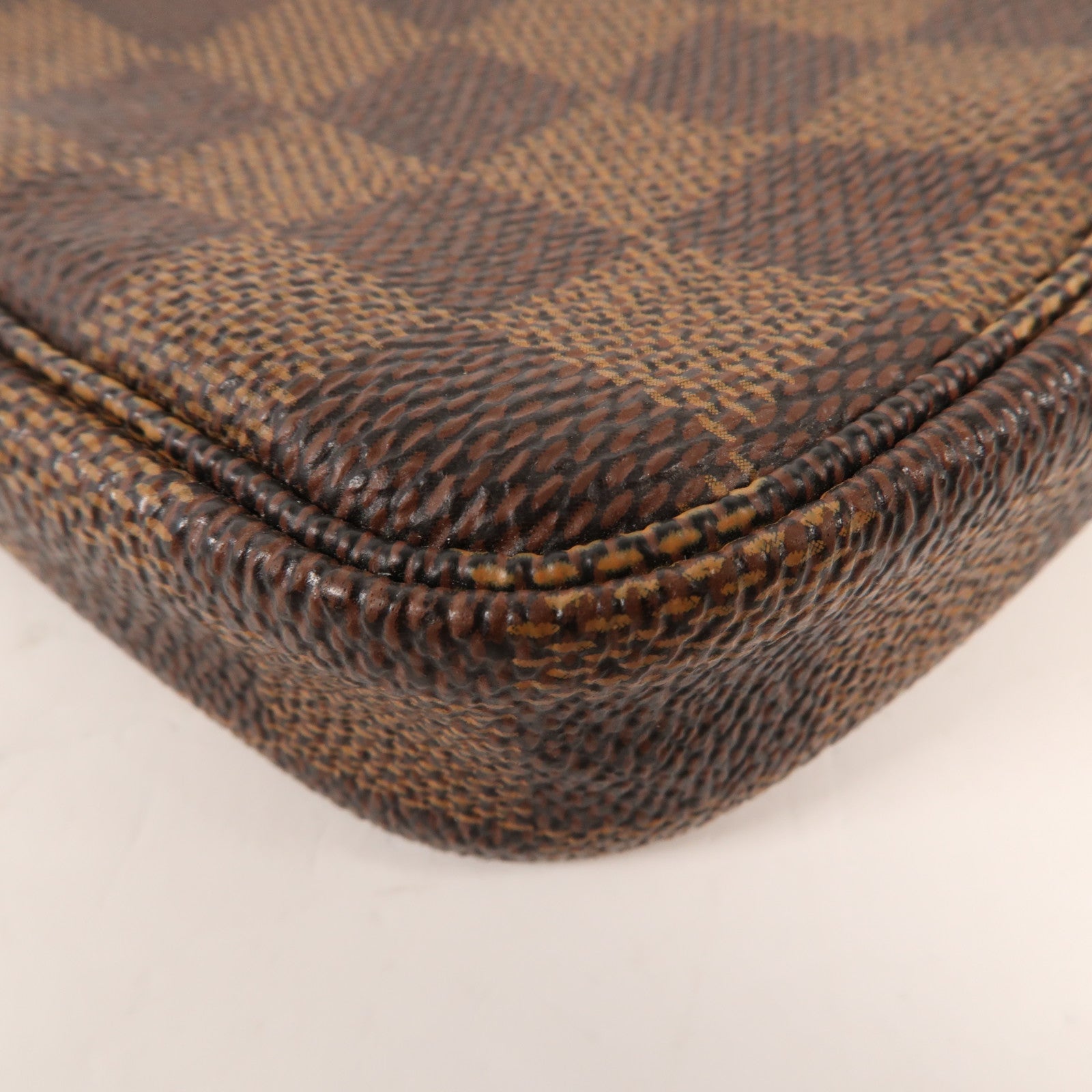 LOUIS VUITTON Damier Mini Pochette金扣手挽袋