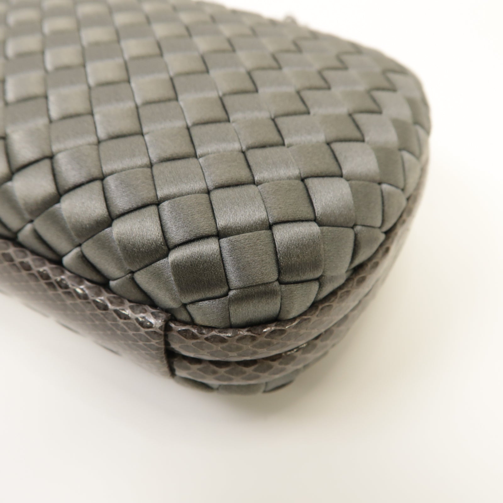 BOTTEGA VENETA 緞製/蛇皮皮革Chain Shoulder Clutch鏈帶肩背袋灰色