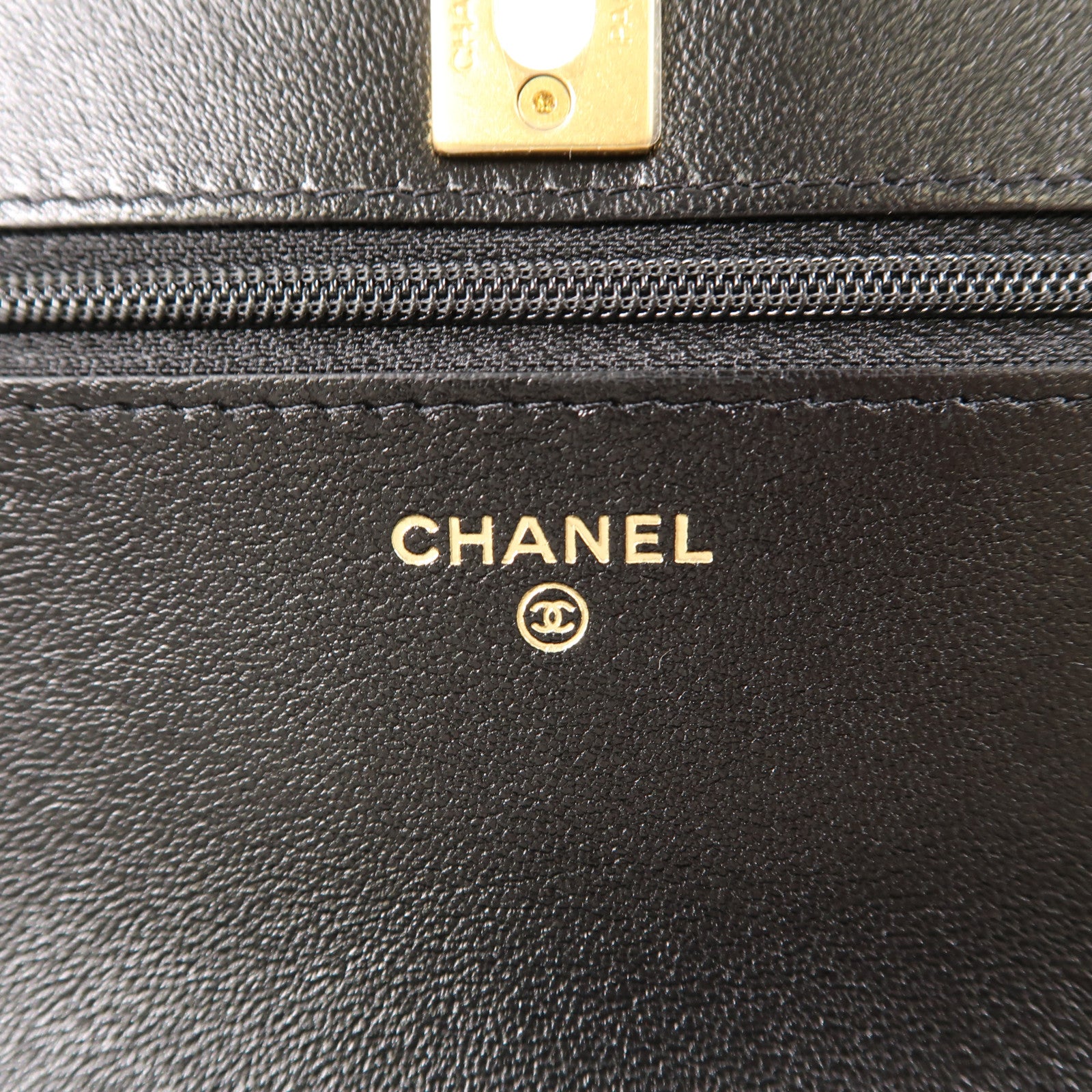 CHANEL 皮革Wallet On Chain金扣鏈帶肩背袋黑色